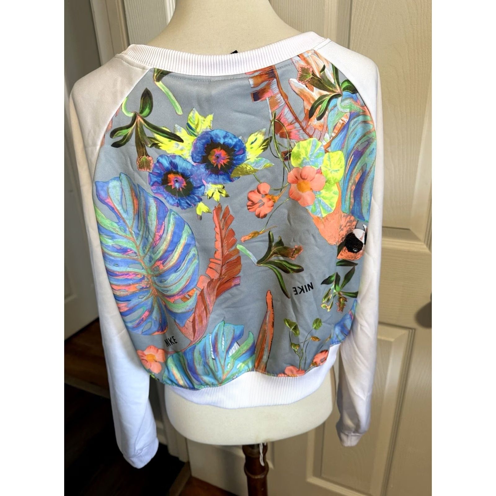 Nike Nike Hyper Femme Crop Sweatshirt Womens Medium White Tropical Parrot Pullover Size M / US 6-8 / IT 42-44 - 5 Thumbnail