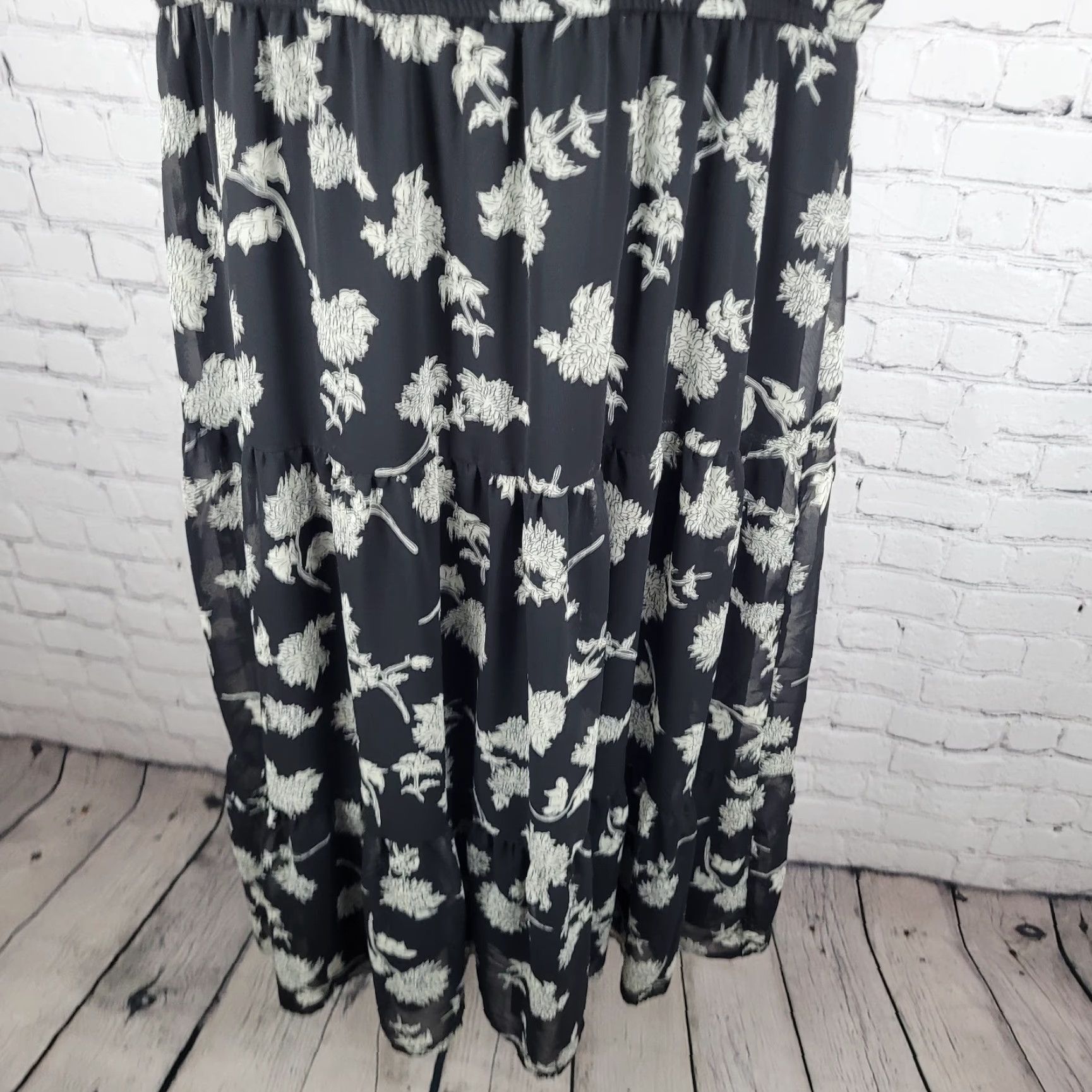 Lulus Lulus Black Floral Chiffon Short Sleeve Lined Tiered Midi Sun Dress XL Size 40" / US 18 - 6 Thumbnail