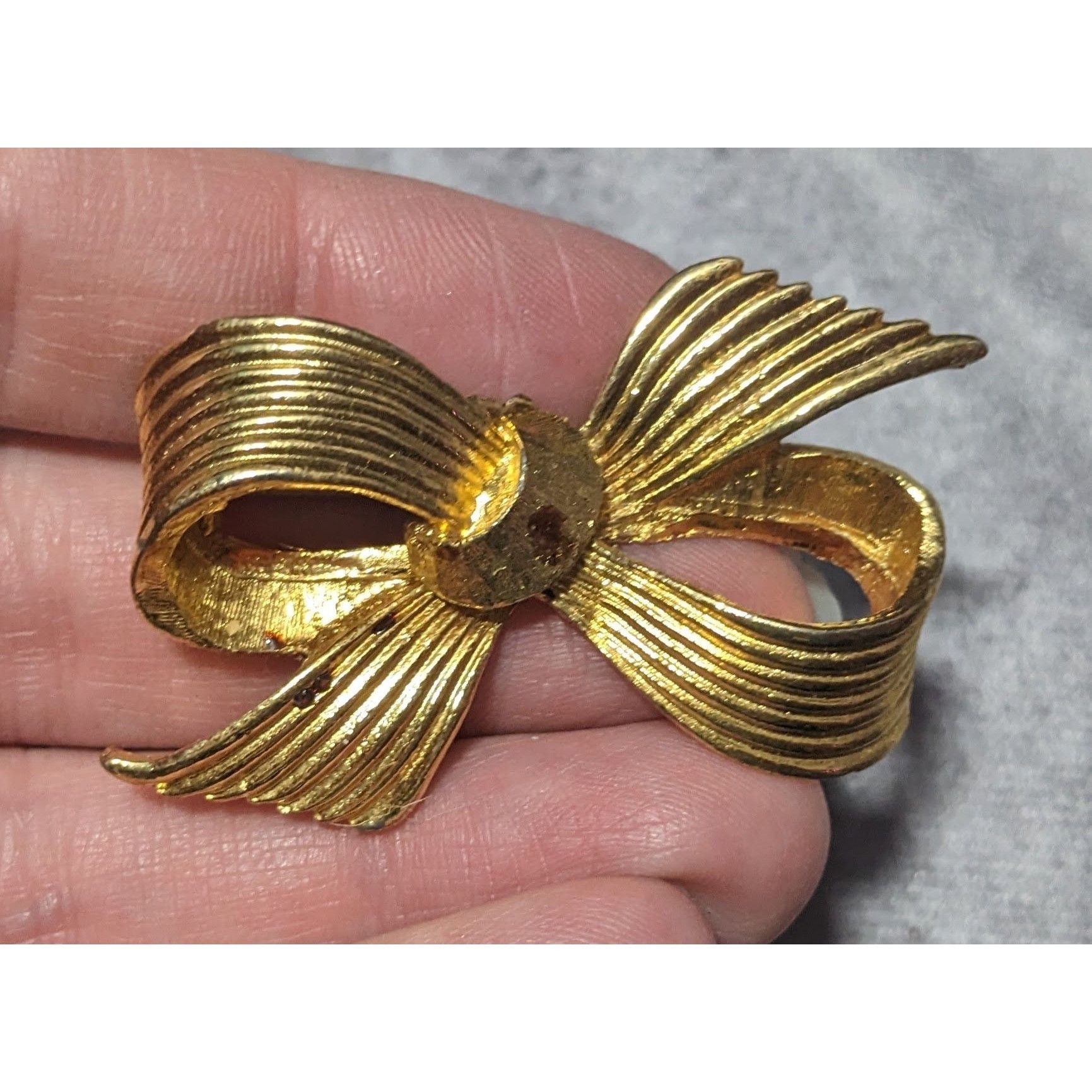 Other Vintage Bow Shaped Gold Tone Metal Brooch Size ONE SIZE - 5 Thumbnail