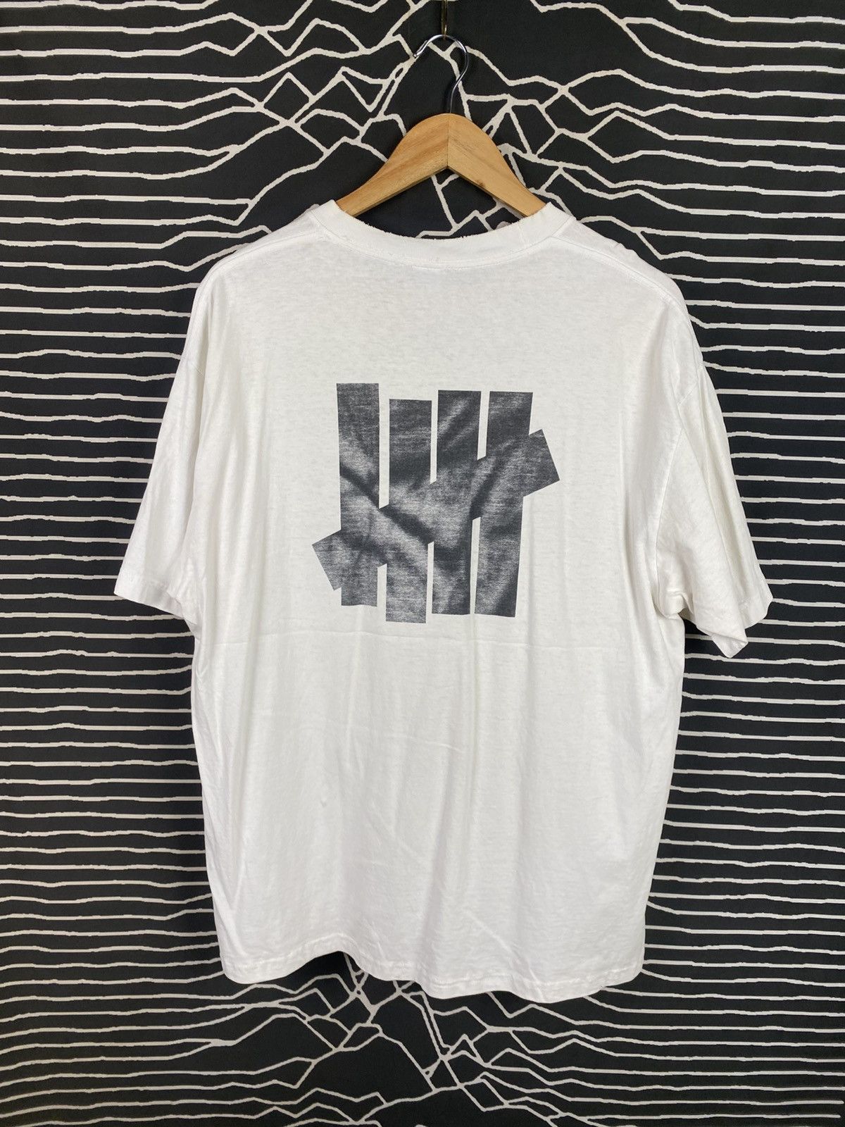 Undefeated Vintage Undefeated Distress Backhit logo Tshirt Size US XL / EU 56 / 4 - 1 Thumbnail