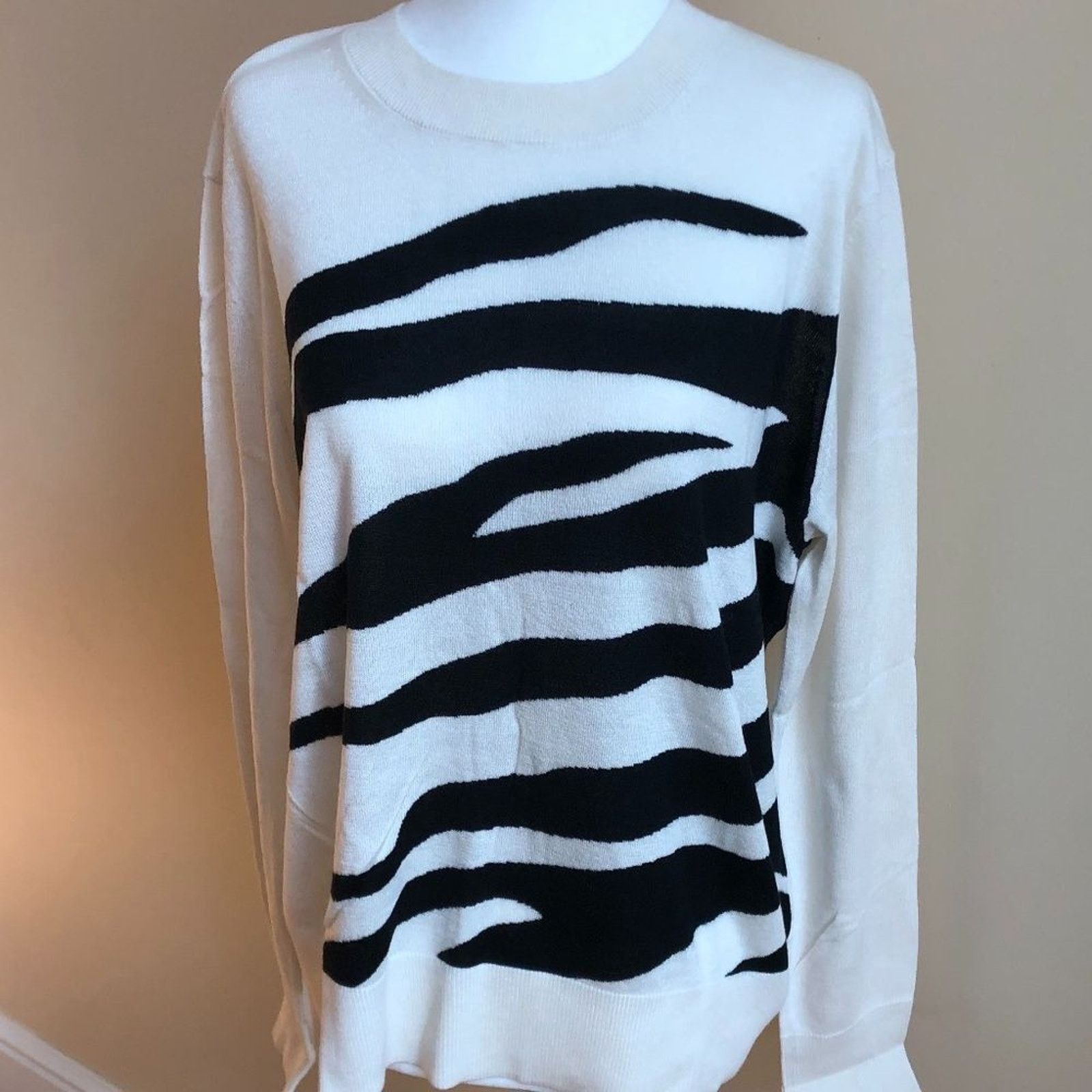 Banana Republic Silk Cashmere Relaxed Zebra Sweater from Banana Republic Size XS / US 0-2 / IT 36-38 - 1 Thumbnail