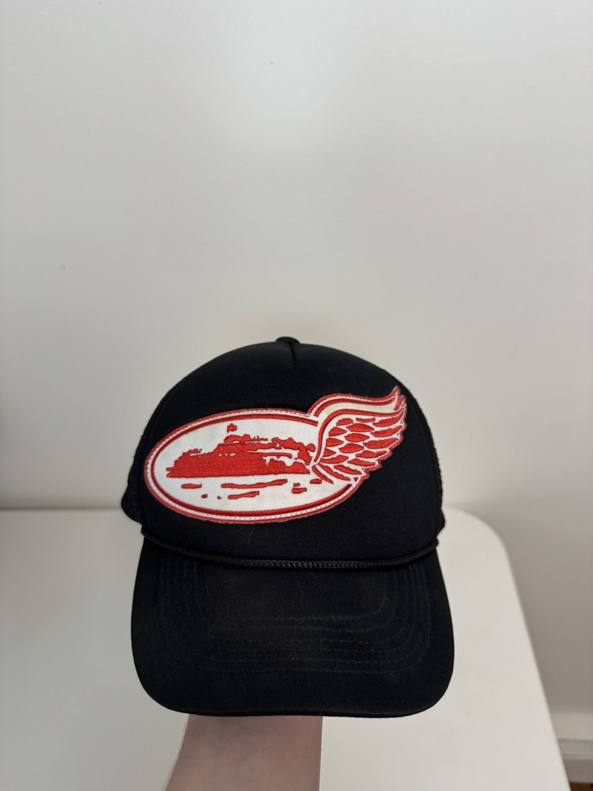 Corteiz Corteiz Alcatraz Wing Trucker Hat | One Size | Black red Size ONE SIZE - 1 Thumbnail