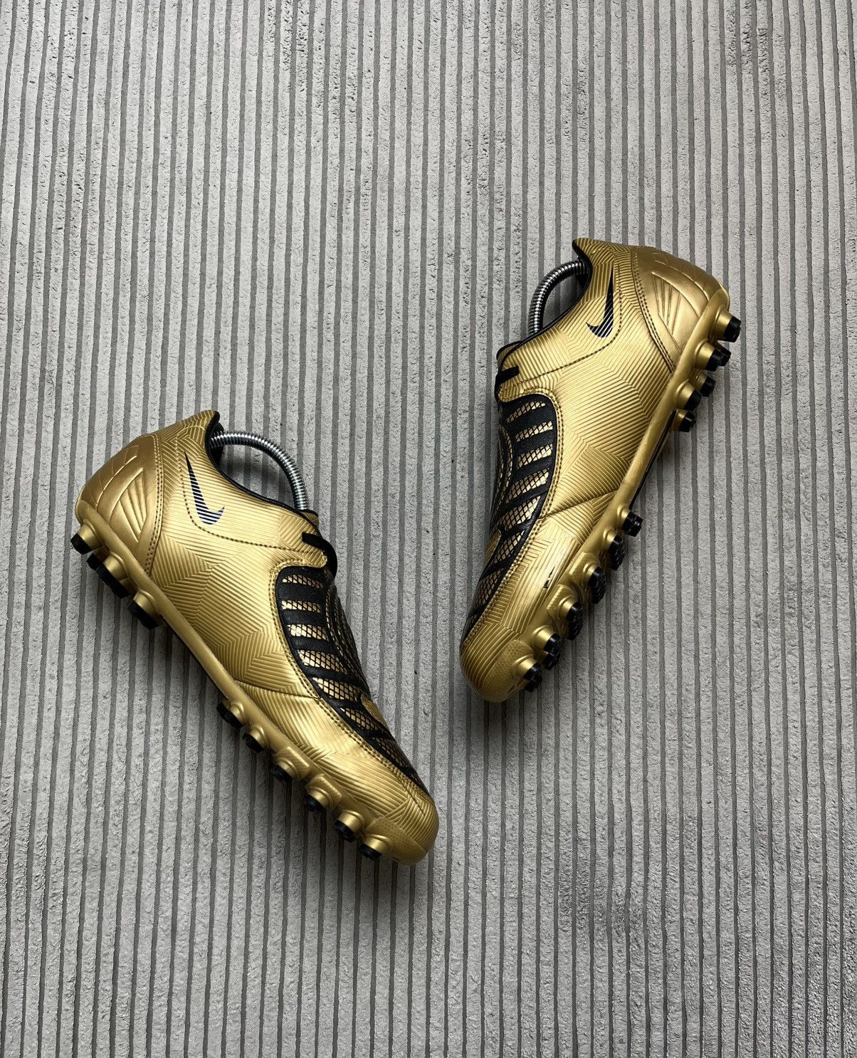 Nike Hype Nike Total 90 Shoot II MG Gold Football Cleats 00s Size US 9.5 / EU 42-43 - 6 Thumbnail