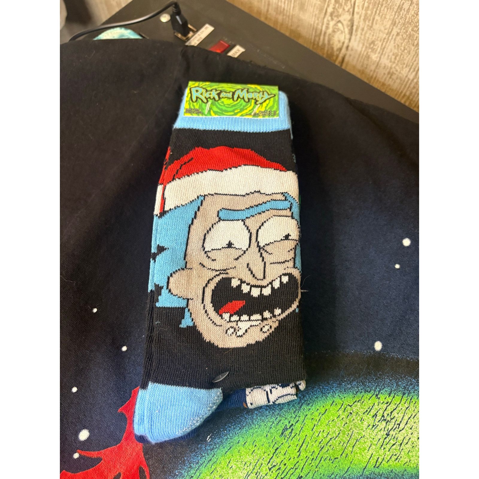 Civil Regime NWT Sz. L - Mens Civil Regime Rick & Morty Tee & Bonus Soxs! Size US L / EU 52-54 / 3 - 5 Thumbnail