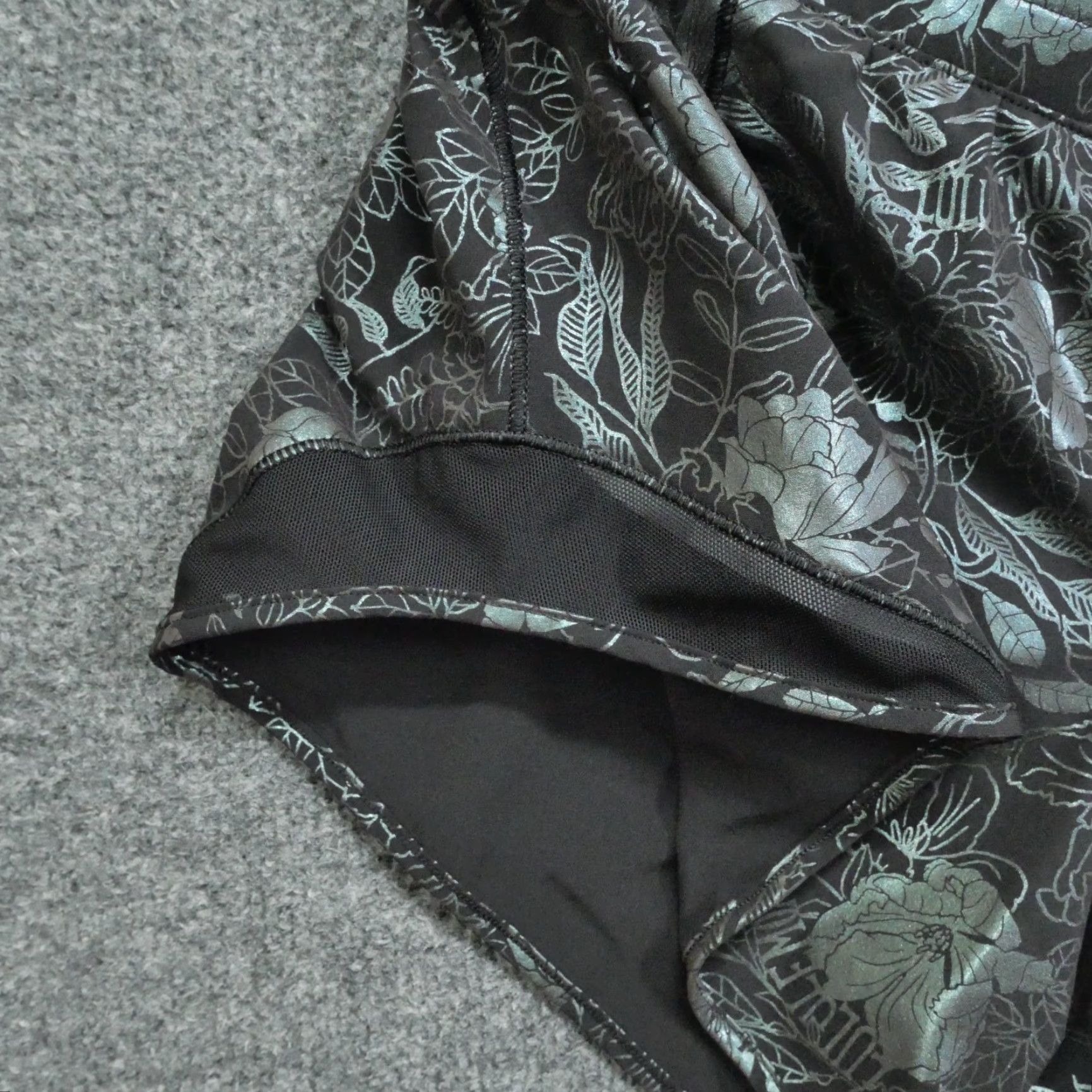 Lululemon Lululemon Shorts Womens 6 Black Green Floral Running Yoga Gym & Training Women 6 Black Size 28" / US 6 / IT 42 - 5 Thumbnail