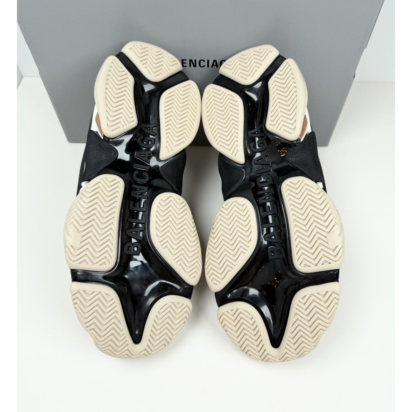 Balenciaga Size 40EU/7US- Balenciaga Triple S Sneaker NEW Size US 7 / EU 40 - 7 Thumbnail