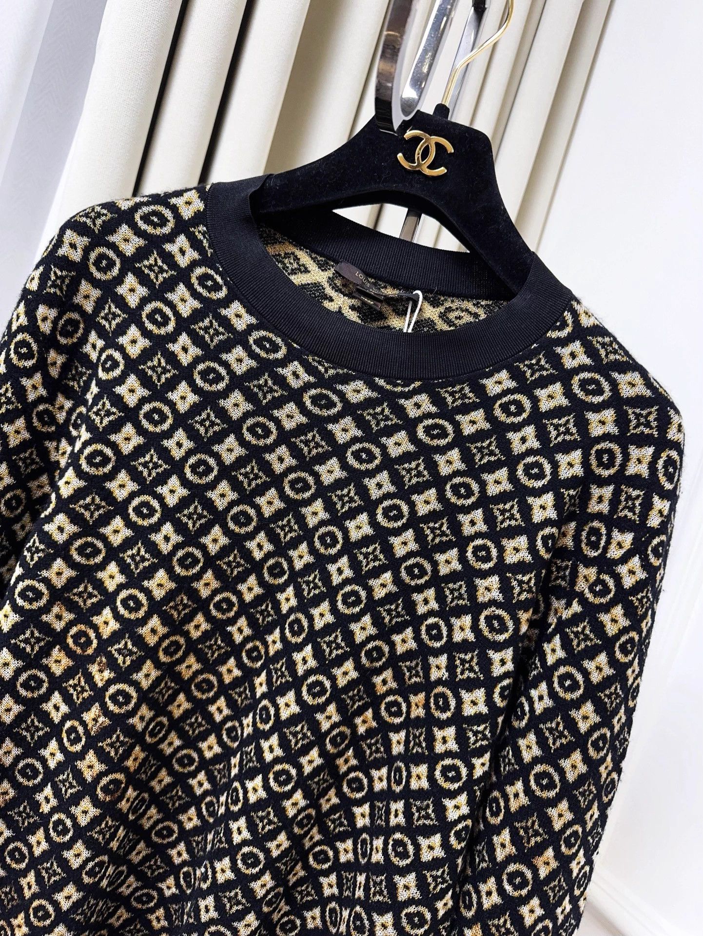 Louis Vuitton LV Monogram All Over Black Colorblock Knit Sweater M Size M / US 6-8 / IT 42-44 - 3 Thumbnail
