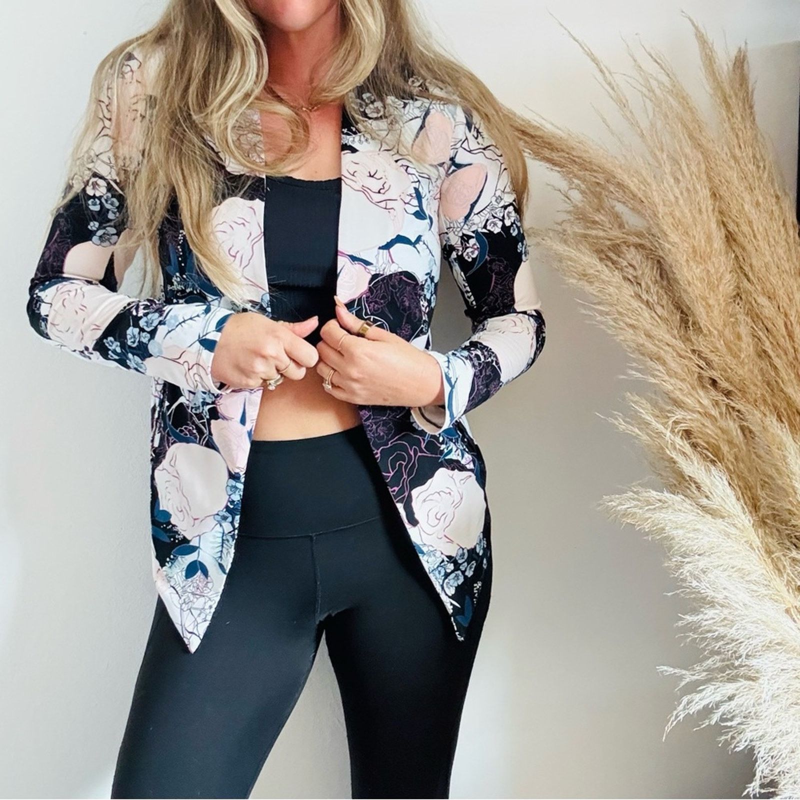 BCBGeneration BCBG Black White Pink Blue Floral Blazer $148 Jacket Sweater Size M / US 6-8 / IT 42-44 - 1 Thumbnail
