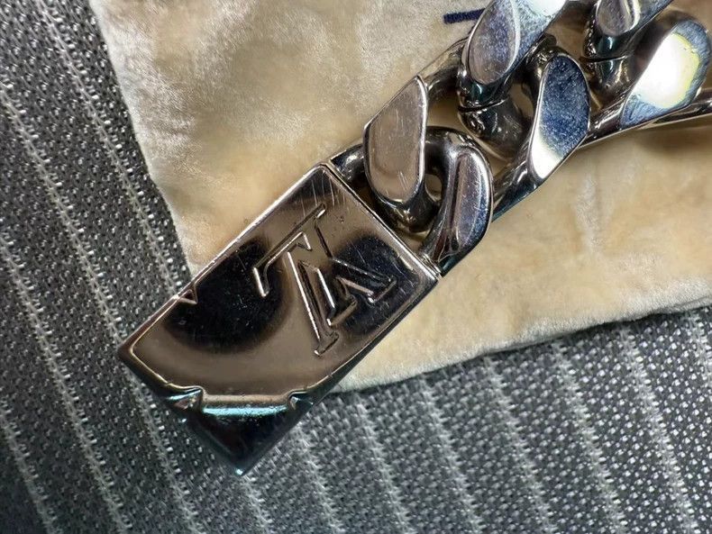 Louis Vuitton Louis Vuitton Louis Vuitton Cuban Bracelet with Dust Bag-2 Size ONE SIZE - 4 Thumbnail