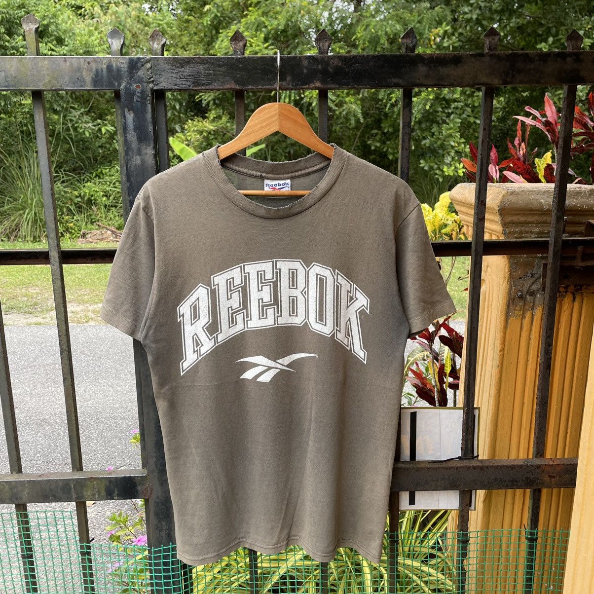 Reebok 🔥Vintage 90s Reebok Big Logo Spellout Sun Faded Distress Tee Size US L / EU 52-54 / 3 - 1 Thumbnail