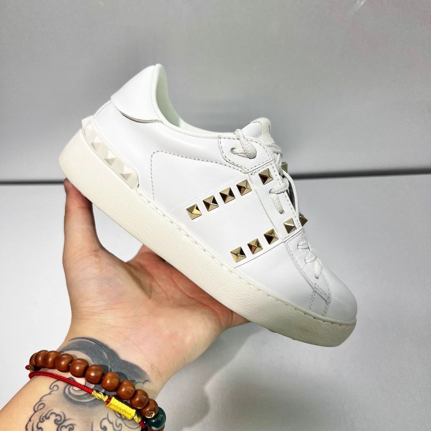 Valentino VALENTINO White Gold Studs White Sneakers 35 like new X6795 Size US 4 / IT 34 - 9 Thumbnail