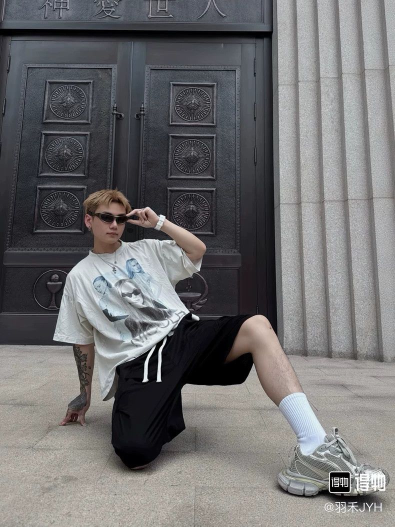 Balenciaga Balenciaga Brand Ambassador White Portrait Pleated Short S Size US M / EU 48-50 / 2 - 6 Thumbnail