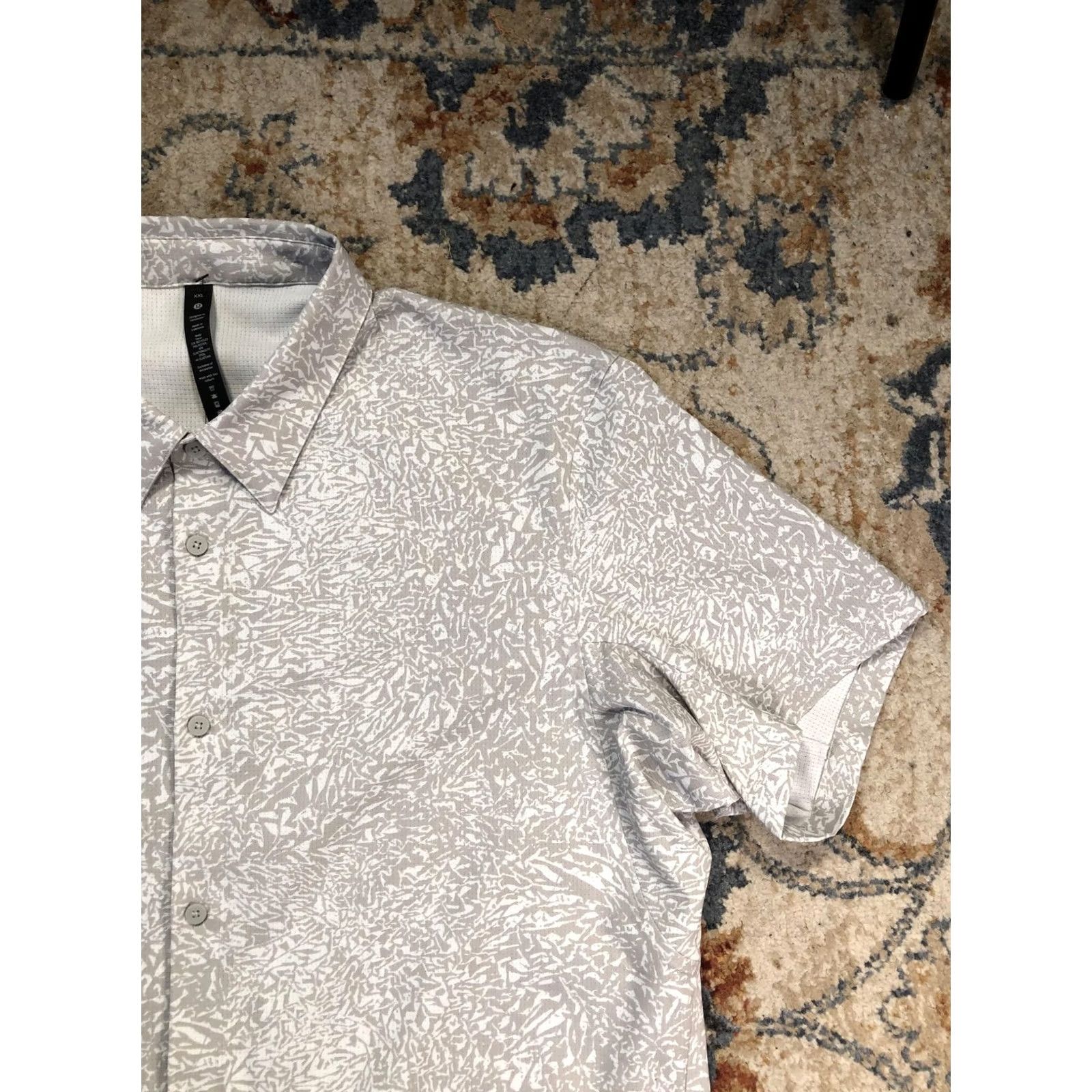 Lululemon Lululemon Shirt Mens 2XL Gray Abstract Graphic Print Short Sleeve Button-Up Stretch Size US XXL / EU 58 / 5 - 4 Thumbnail
