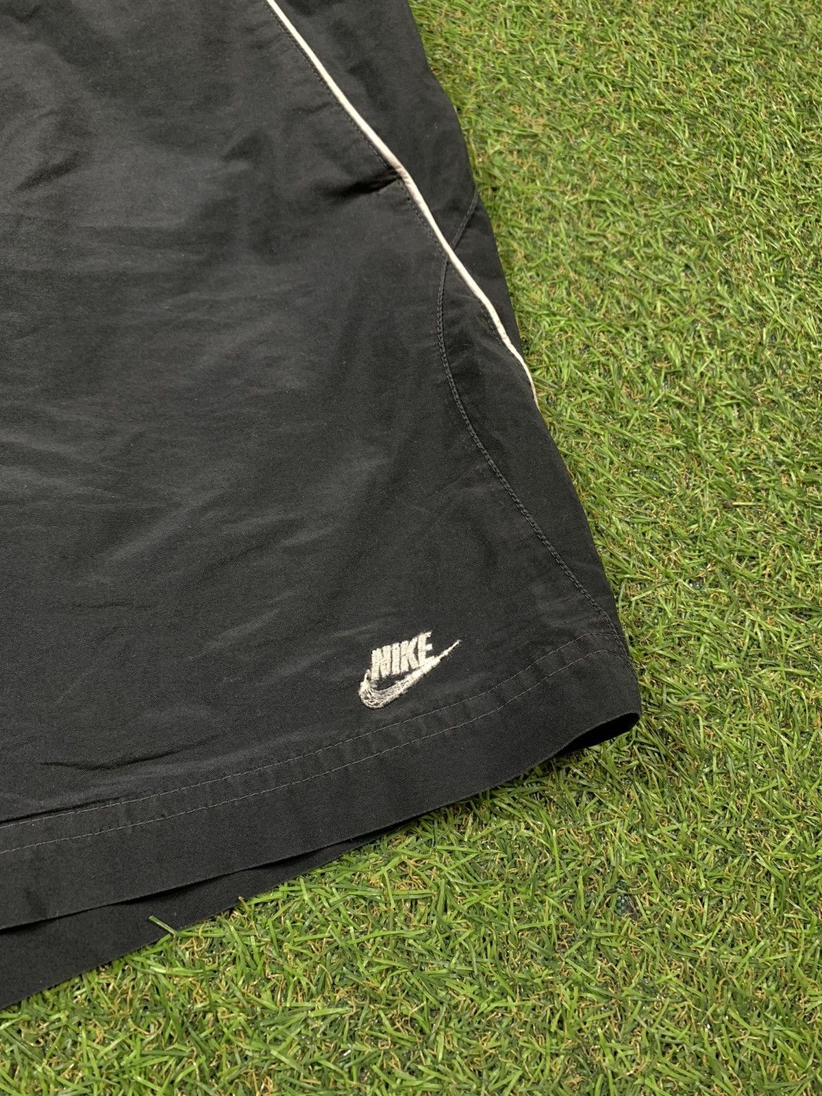 Nike Vintage Nike shorts small swoosh streetwear style size Size US 32 / EU 48 - 2 Thumbnail