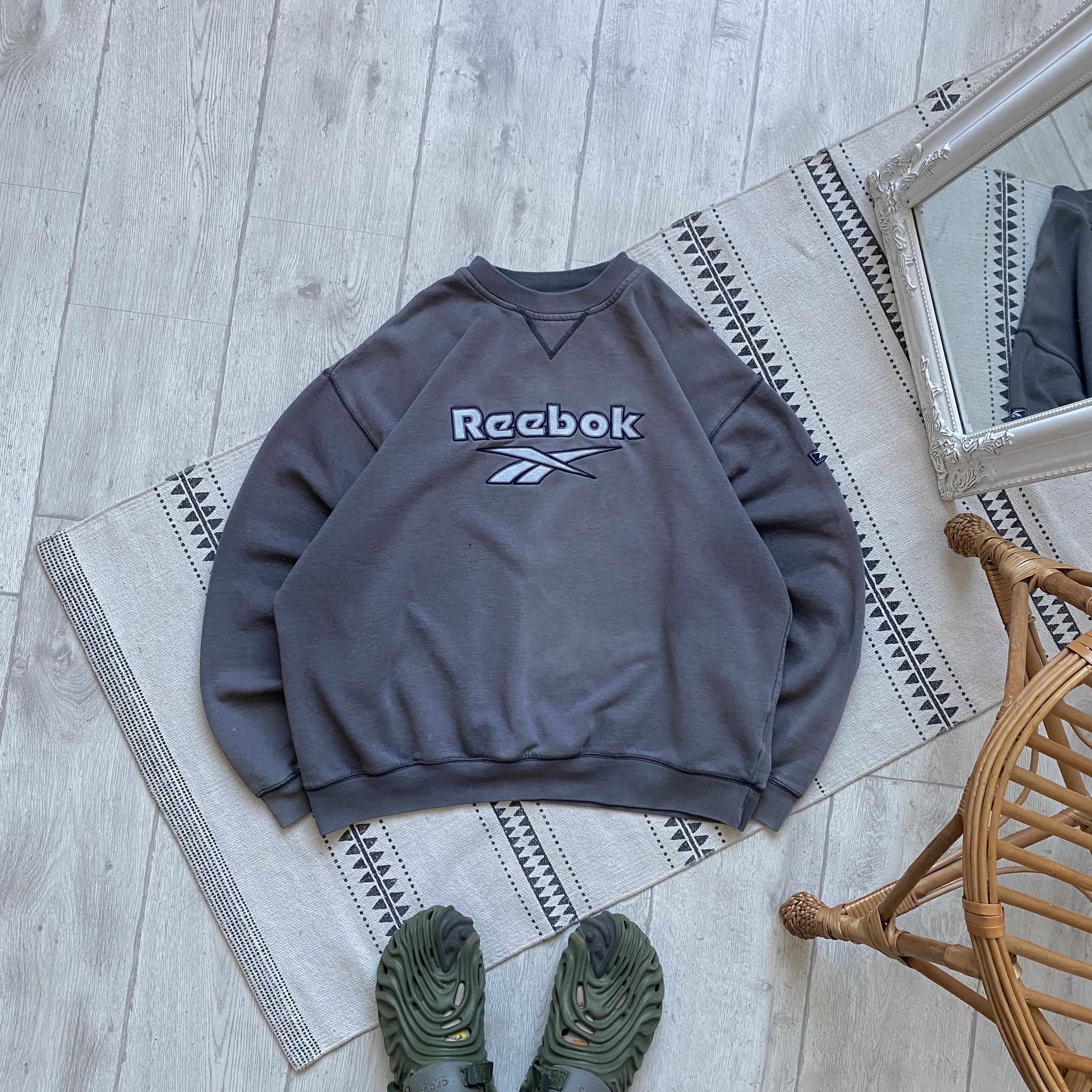 Reebok Trashed Vintage 90s Reebok essential sweatshirts center logo Size US L / EU 52-54 / 3 - 1 Thumbnail