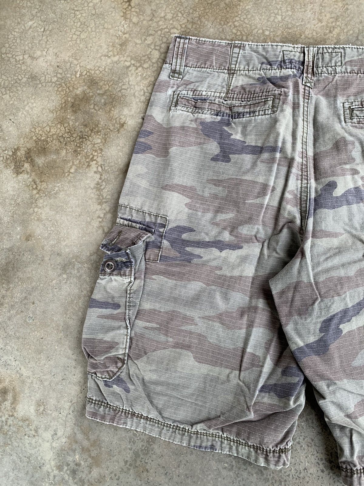 American Eagle Outfitters 🔊 American Eagle Longboard Camo Cargo Short Pants Size US 33 - 5 Thumbnail