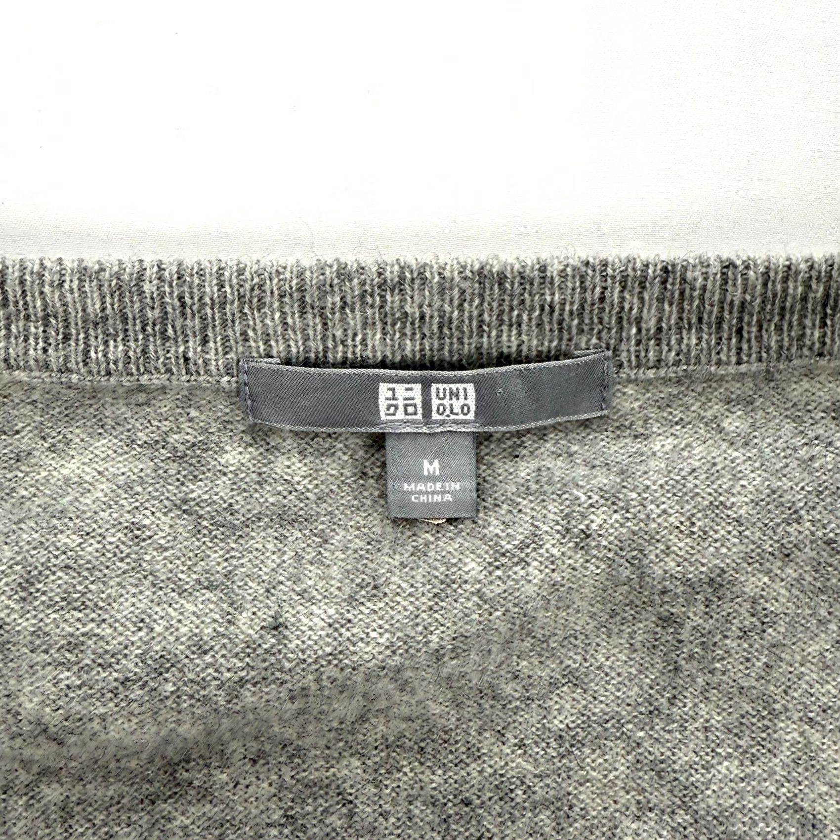 Uniqlo UNIQLO Cashmere Sweater Mens M Gray V-Neck Long Sleeve Casual Pullover Knit Regular Lightweight Breathable Classic Vintage No Size US M / EU 48-50 / 2 - 3 Thumbnail