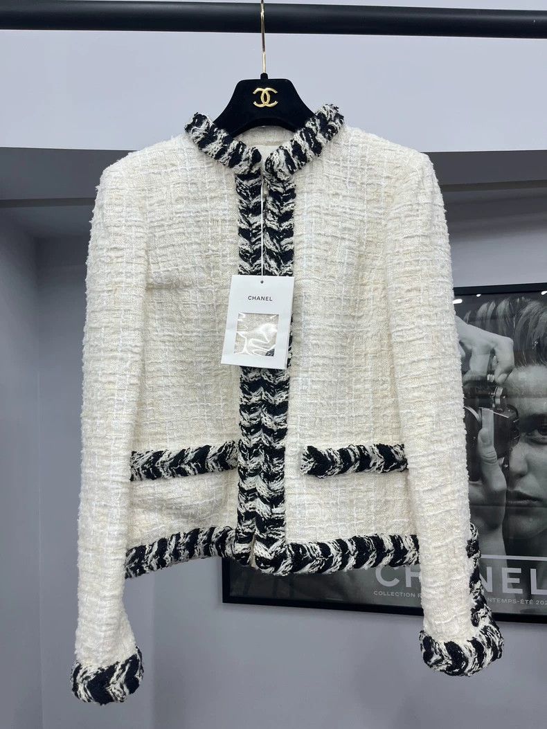 Chanel Chanel White tweed black and white rolled edge diamond buc Size XS / US 0-2 / IT 36-38 - 1 Thumbnail
