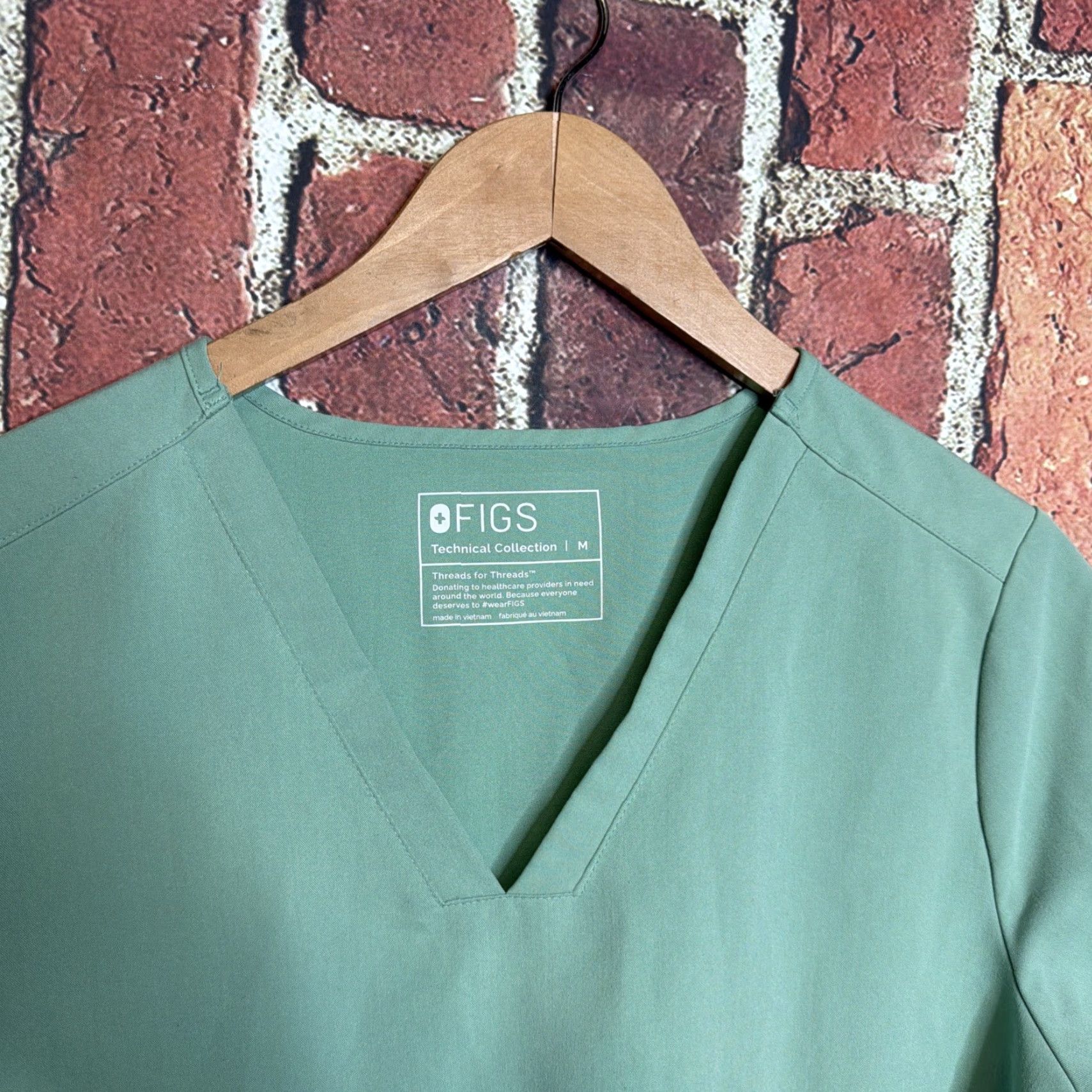 Vintage Figs FW1100 Technical Collection Women's Scrub Top M Green Medical Solid Satin Polyester Scrub Top Womens Medical Scrub Top Green Size M / US 6-8 / IT 42-44 - 2 Thumbnail