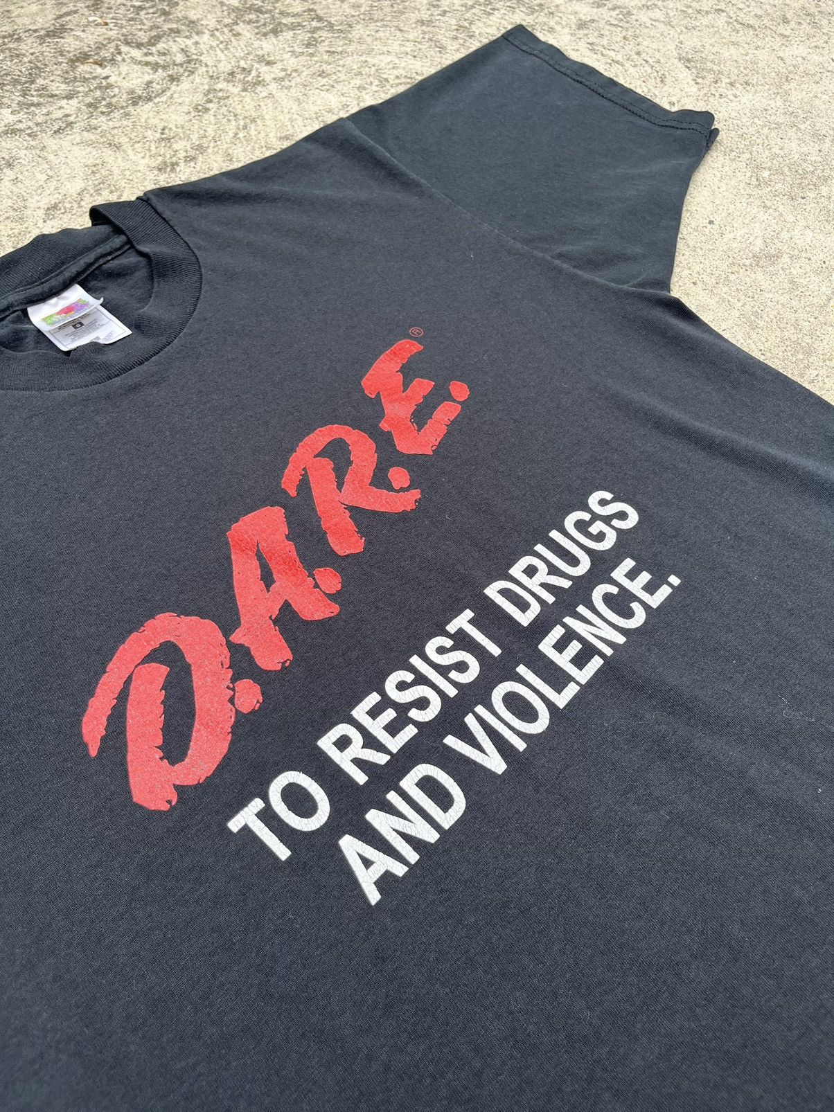 Vintage Vintage 90’s D.A.R.E. “To Resist Drugs and Violence” T-Shirt Size US L / EU 52-54 / 3 - 6 Thumbnail