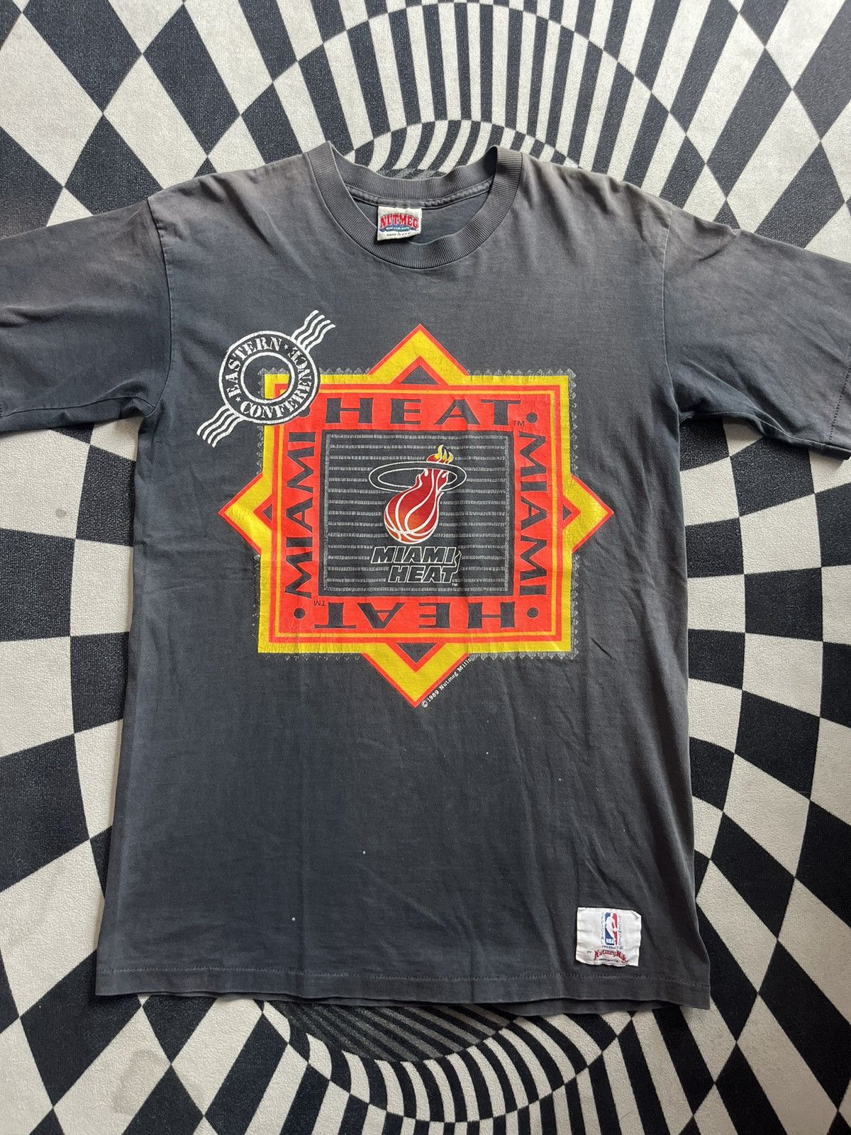 NBA Vibtage MIAMI HEAT 1989 Nutmeg Mille NBA Team Logo Tshirt Size US L / EU 52-54 / 3 - 3 Thumbnail