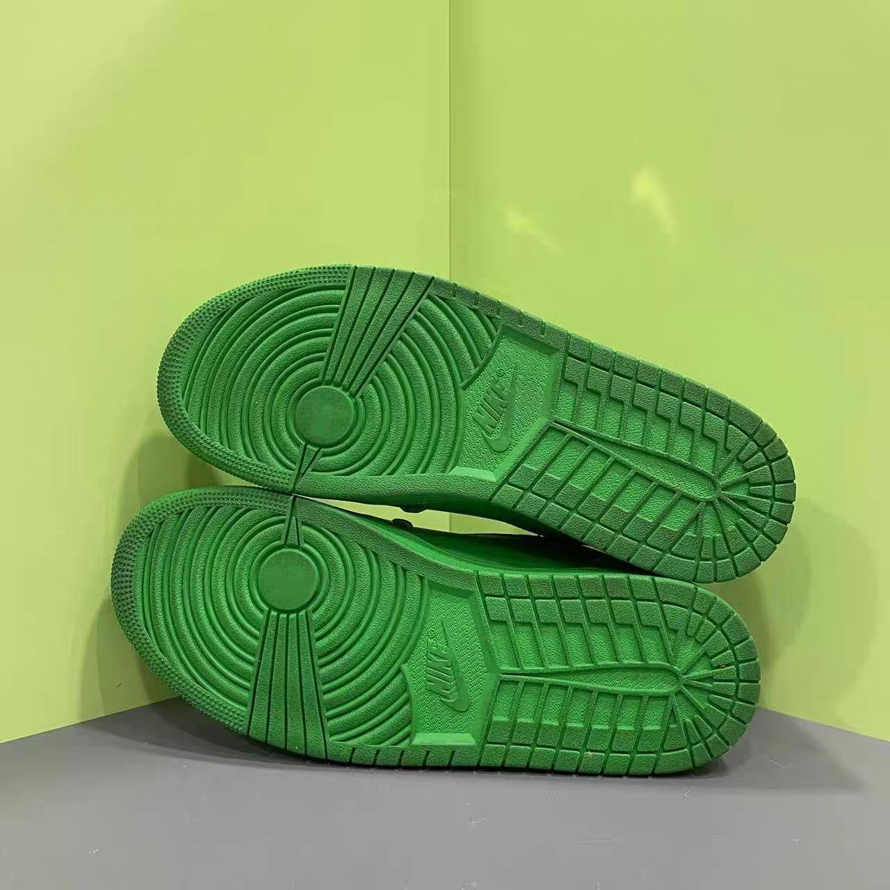 Jordan Brand Air Jordan 1 Low Green Gold Swoosh Low-Top Sneakers K15 Size US 9.5 / EU 42-43 - 7 Thumbnail