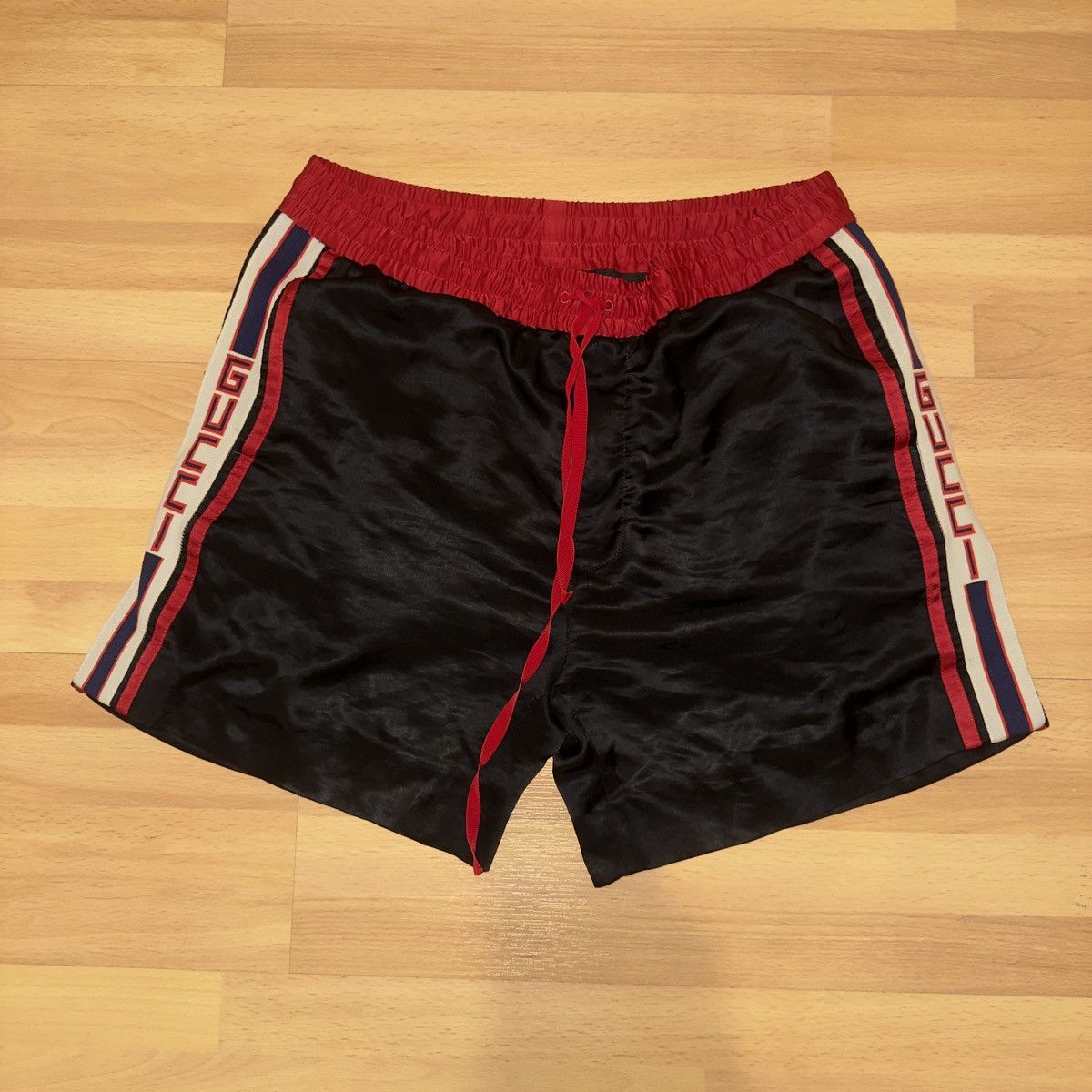 Gucci Gucci Logo Tape Satin Shorts Black/Red Size US 31 - 1 Thumbnail
