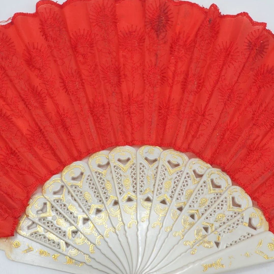 Vintage Vintage Ladies Fabric & Plastic Folding Fan in great shape Size ONE SIZE - 2 Thumbnail