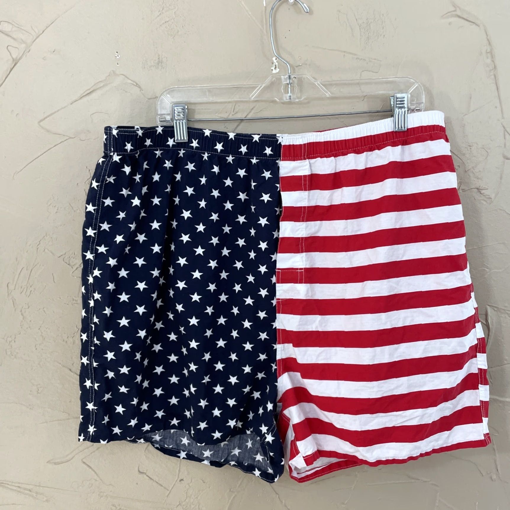 Old Navy OLD NAVY Shorts Men XL AMERICAN FLAG PRINT red white blue Stretch Cool Summer XL Size US 36 / EU 52 - 6 Thumbnail