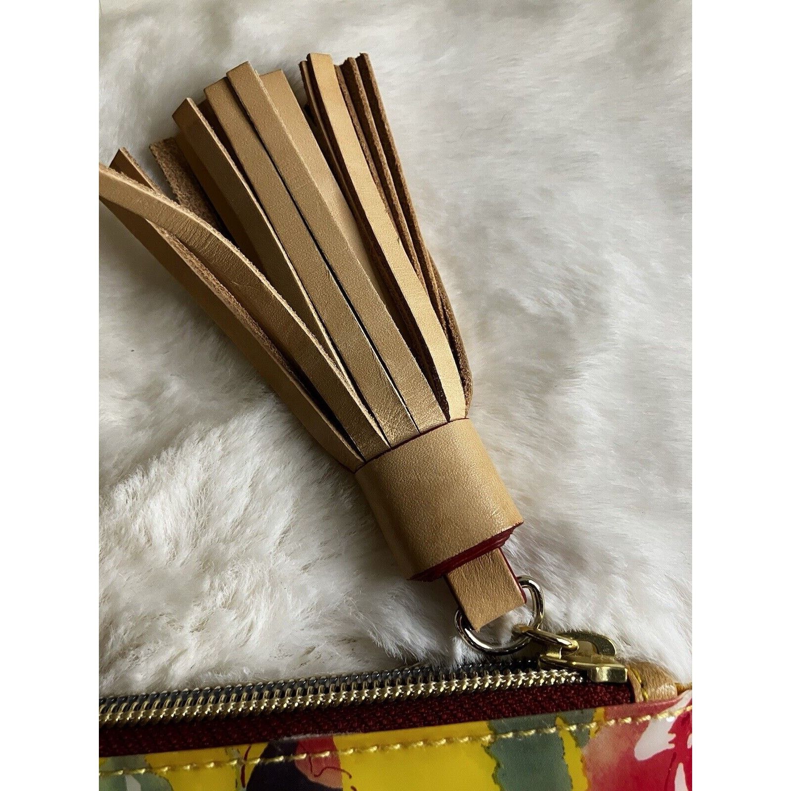 Dooney & Bourke NWOT DOONEY & BOURKE VINYL FLOWER WRISTLET CLUTCH POUCH Size ONE SIZE - 3 Thumbnail
