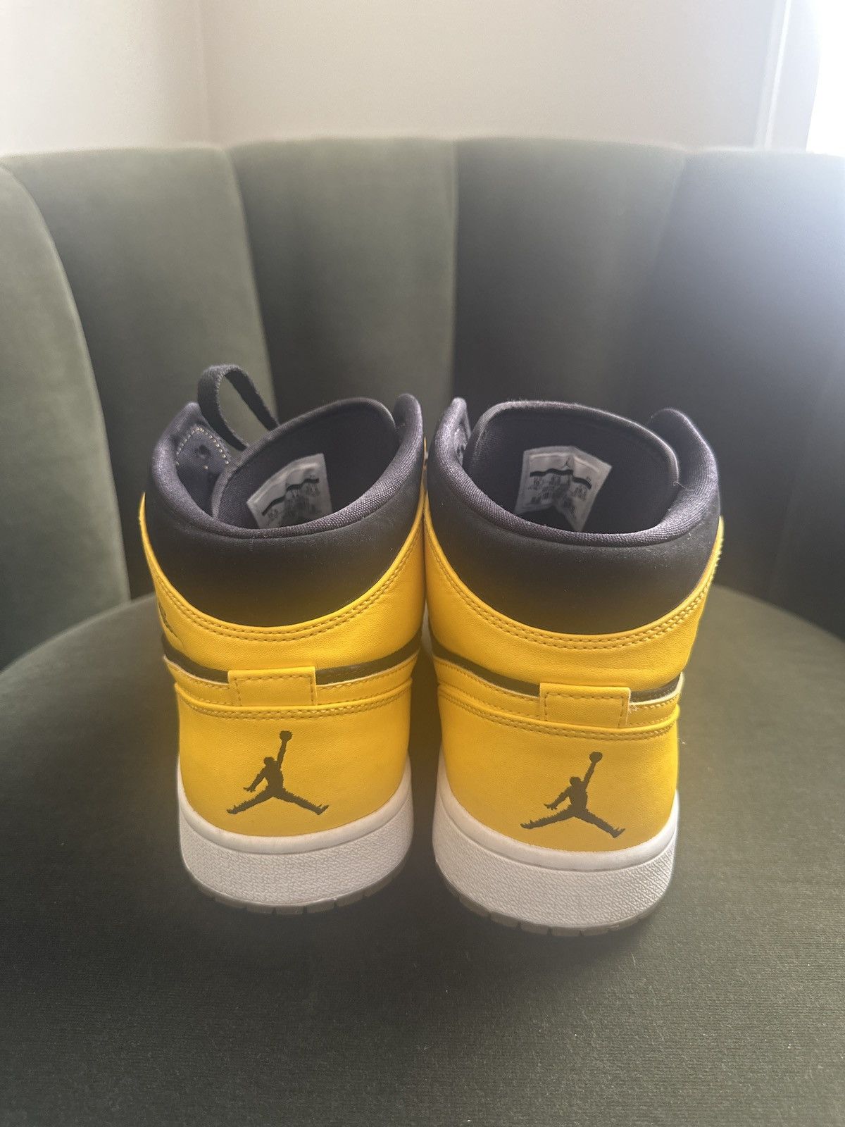Jordan Brand Jordan 1 Retro Mid New Love (2017) Size US 10.5 / EU 43-44 - 3 Thumbnail