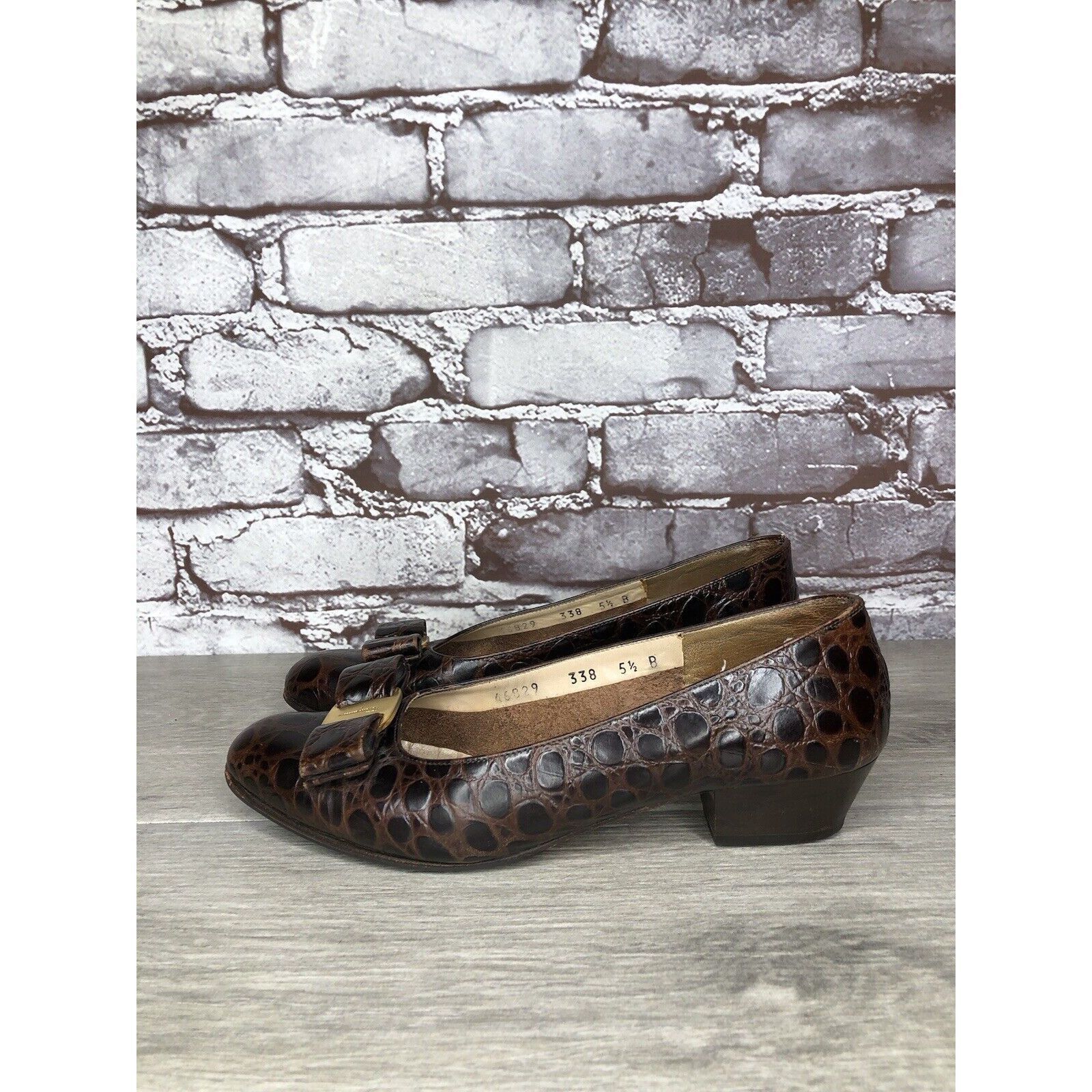 Salvatore Ferragamo Salvatore Ferragamo Vara Brown Leather Croc Embossed Bow Hee Size US 5.5 / IT 35.5 - 1 Thumbnail