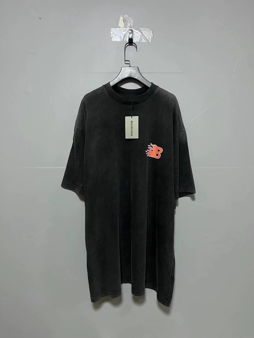 Balenciaga Balenciaga washed flame logo short sleeved shirt Size US S / EU 44-46 / 1 - 1 Thumbnail