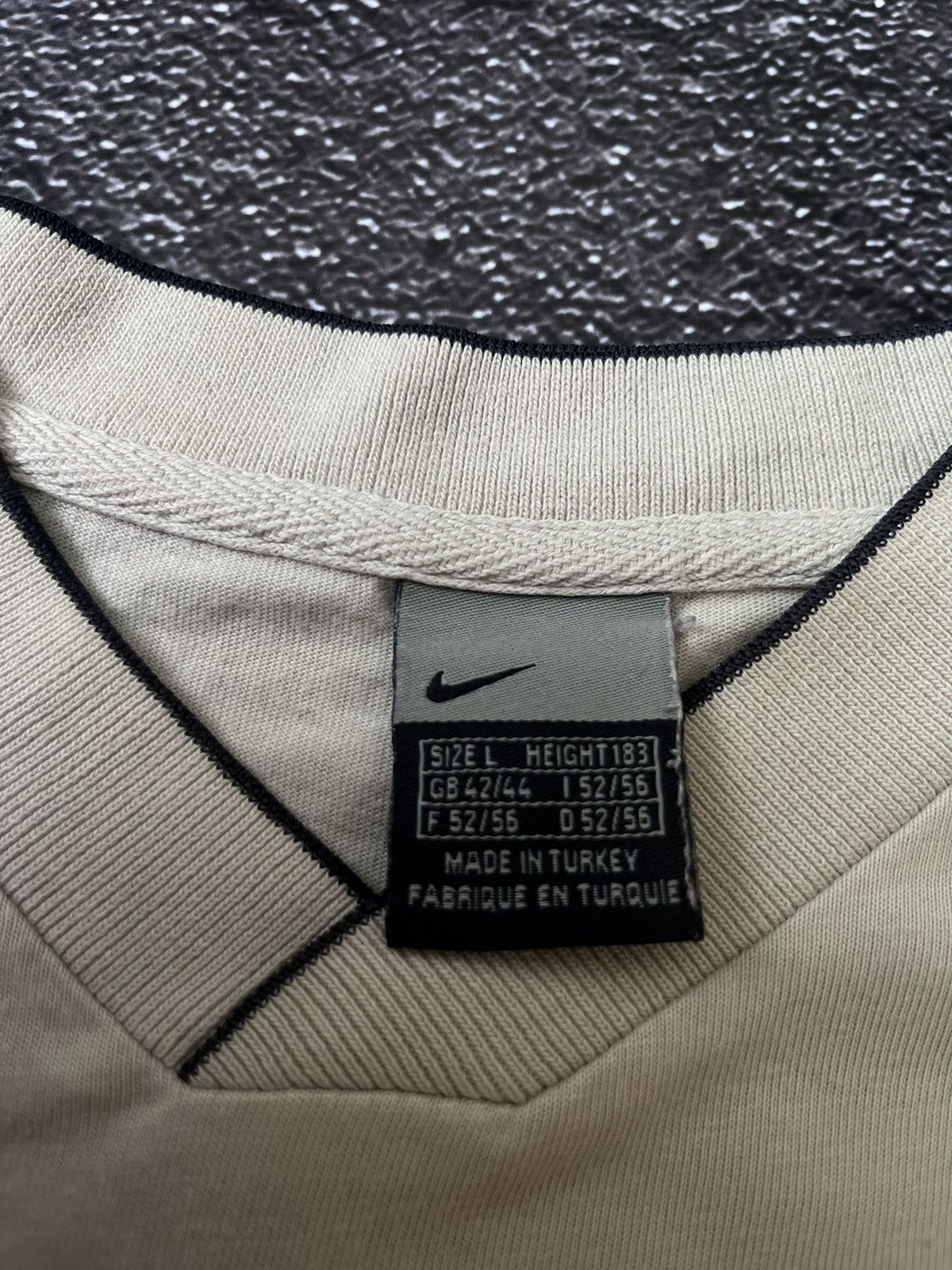 Nike 90s Vintage Nike Center Swoosh Beige V-Neck T-Shirt Size US L / EU 52-54 / 3 - 7 Thumbnail