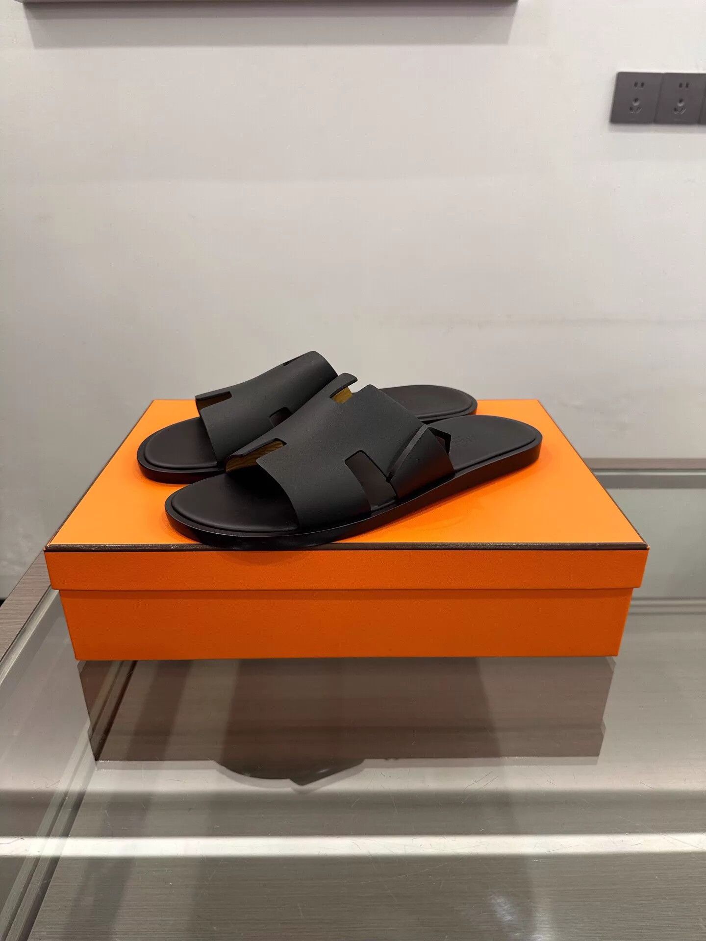 Hermes Hermes Izmir H Logo Men's Black Flip-Flops 41 Size US 8 / EU 41 - 1 Thumbnail