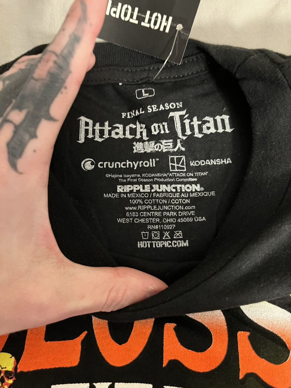 Hot Topic Attack on titan final season tee Size US L / EU 52-54 / 3 - 2 Thumbnail
