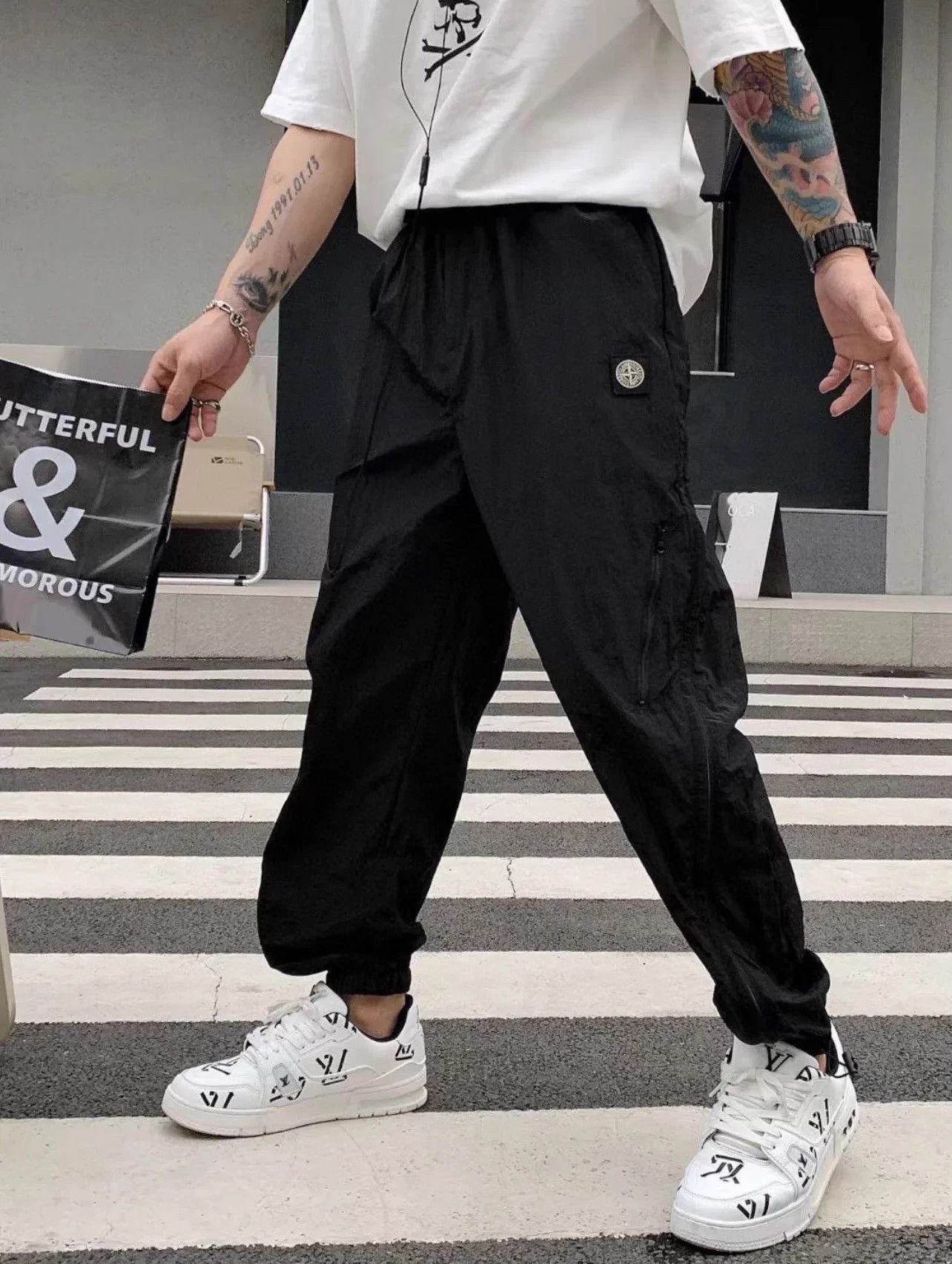 Louis Vuitton LV Trainer Eco Logo Black & White 7/41 Size US 7 / EU 40 - 9 Thumbnail