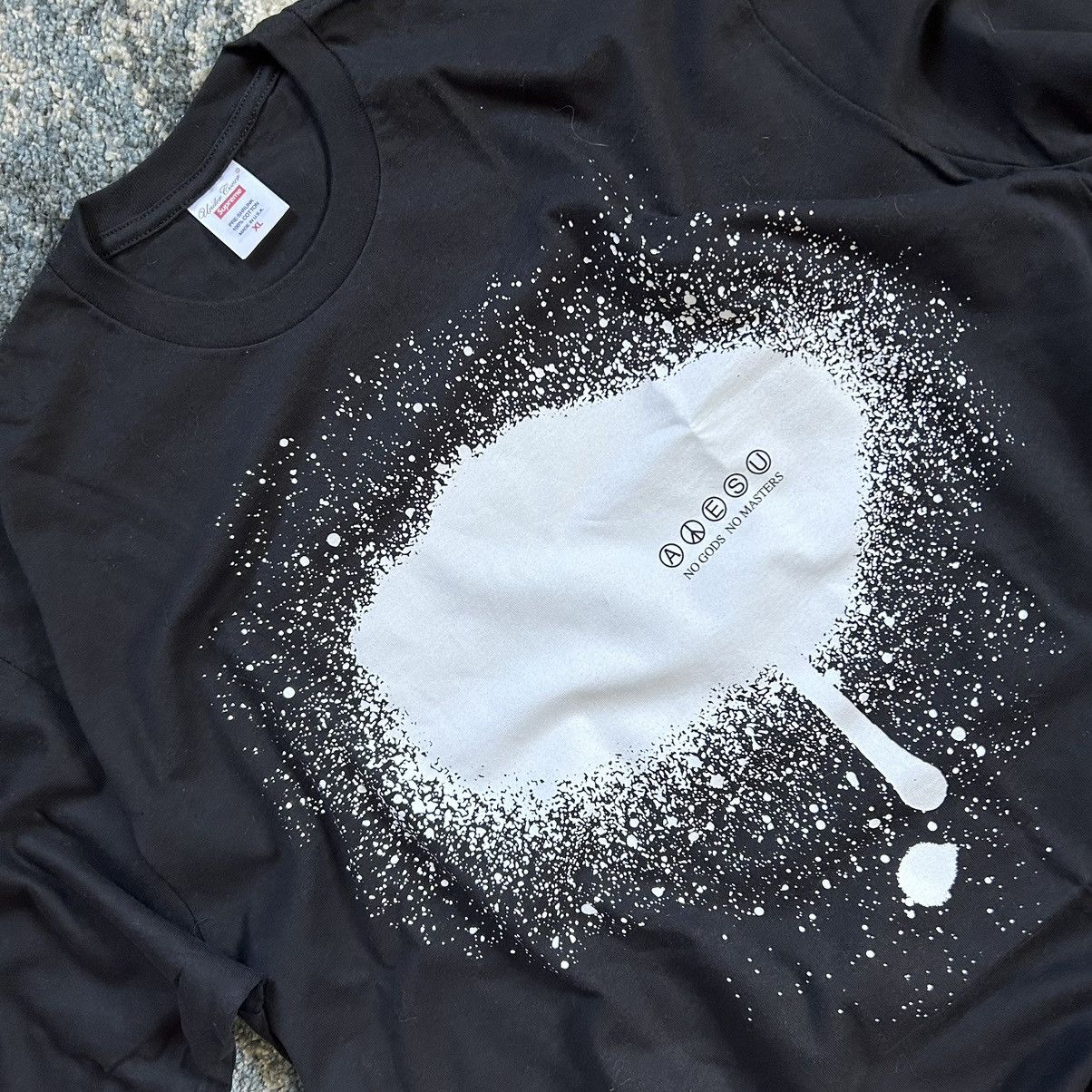 Jun Takahashi × Supreme × Undercover SPRiNG SUMMER 2023 TAG TEE BLACK WHiTE Size US XL / EU 56 / 4 - 4 Thumbnail