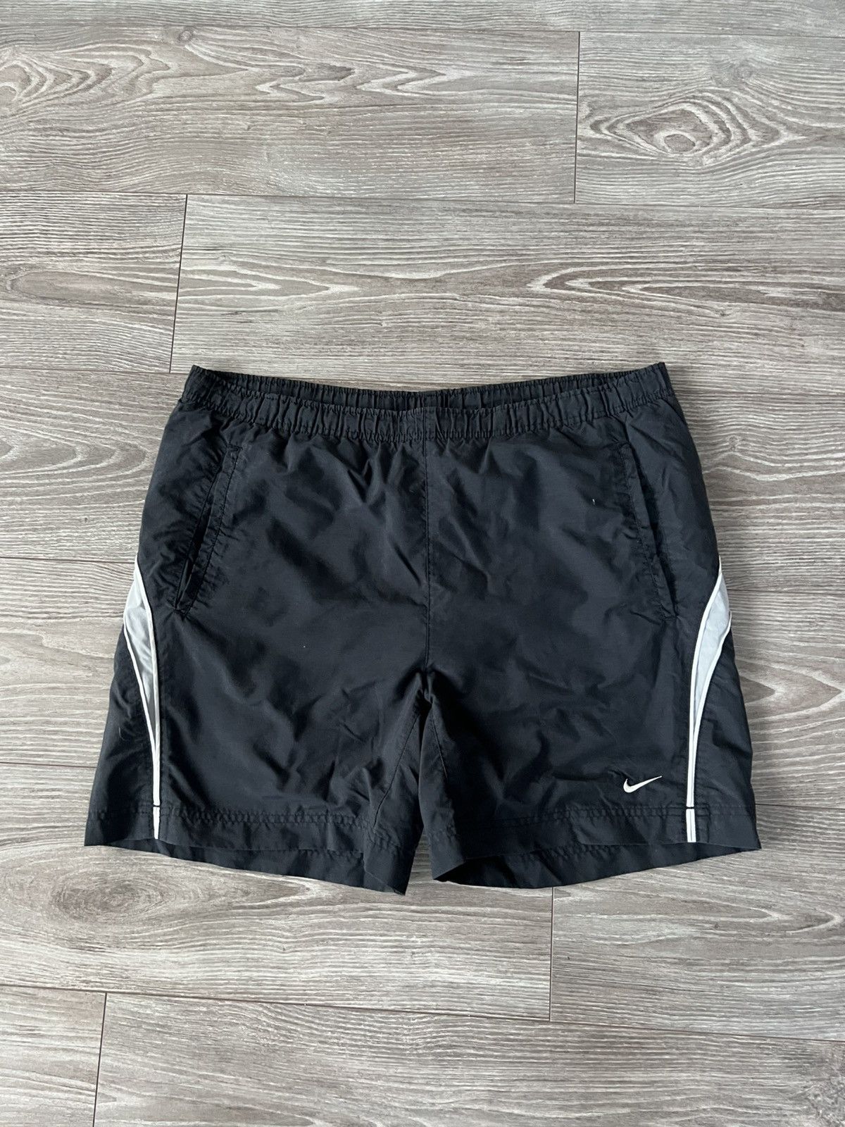 Nike × Vintage ‼️Vintage Nike Nylon Knited Swoosh Logo Shorts ‼️ Size US 36 / EU 52 - 8 Thumbnail