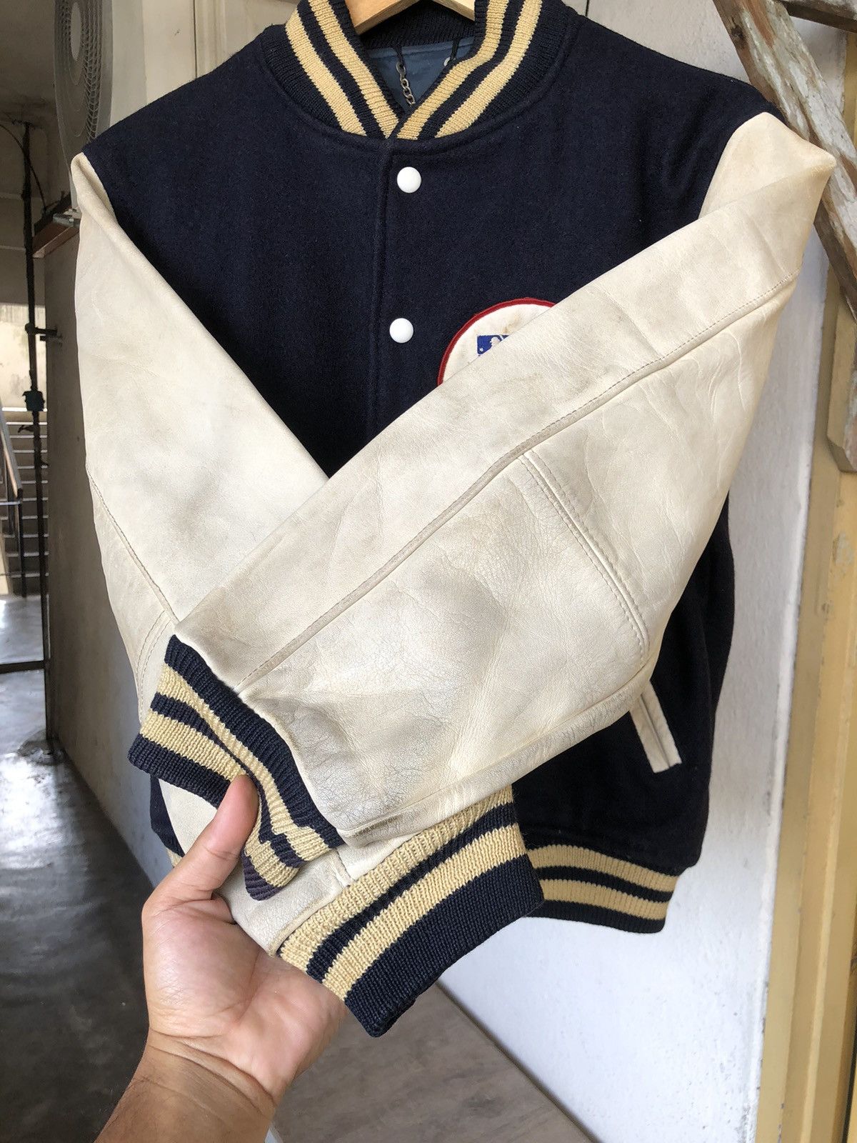 MLB Vintage 90s MLB Dodgers Varsity Arm Leather Tag Stadium Size US M / EU 48-50 / 2 - 9 Thumbnail