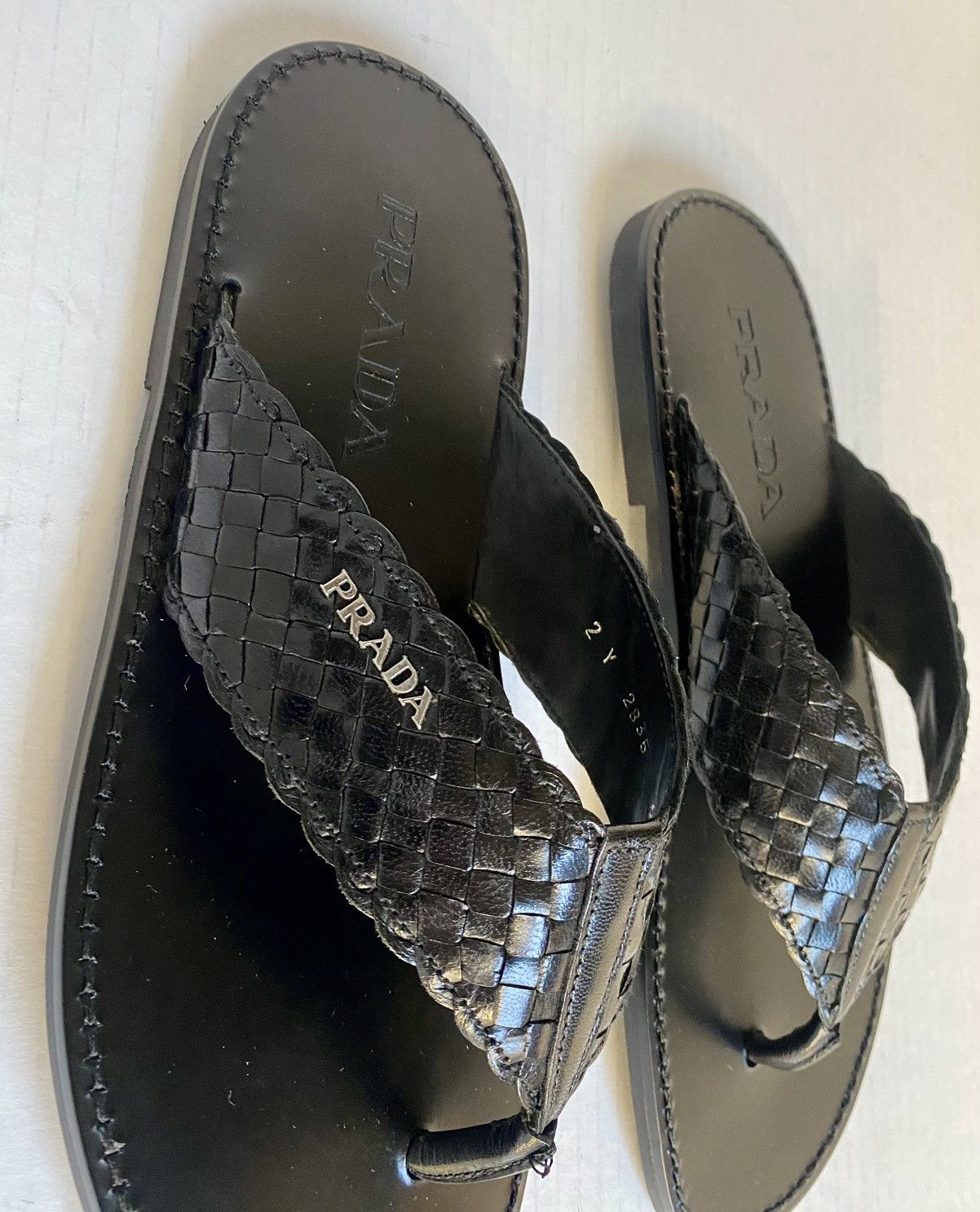 Prada 🇮🇹 nero intrecciato leather metal logo strap 7.5 NEW