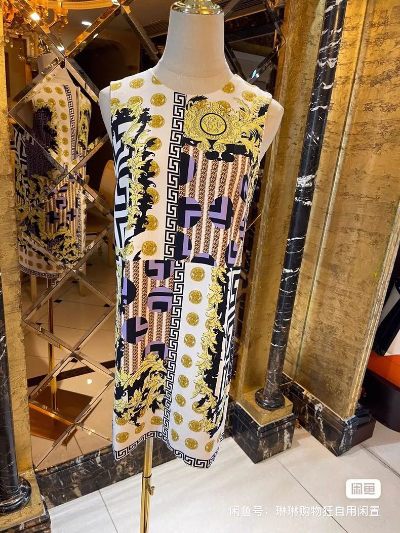 Versace Versace Classic dress Size M / US 6-8 / IT 42-44 - 1 Thumbnail