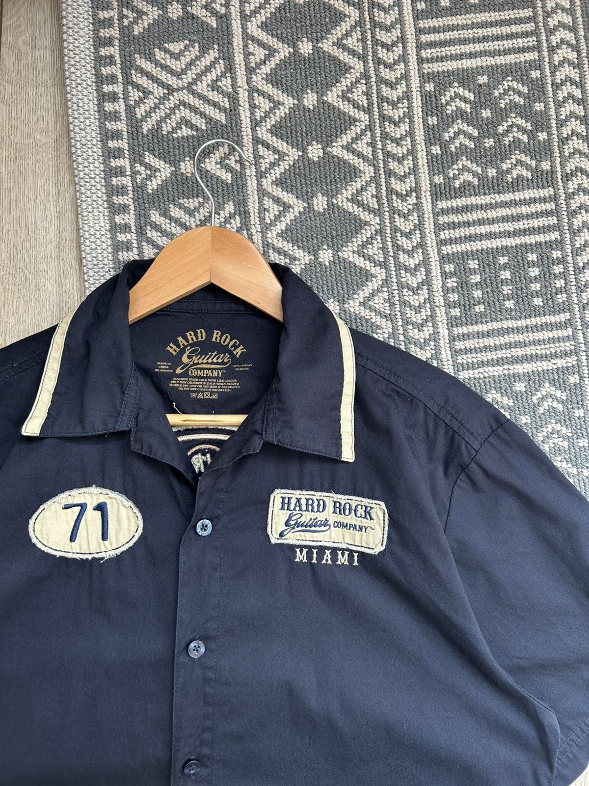 Hard Rock Cafe Hard Rock Vintage 2000’s man’s Big logo shirt size M Size US M / EU 48-50 / 2 - 9 Thumbnail