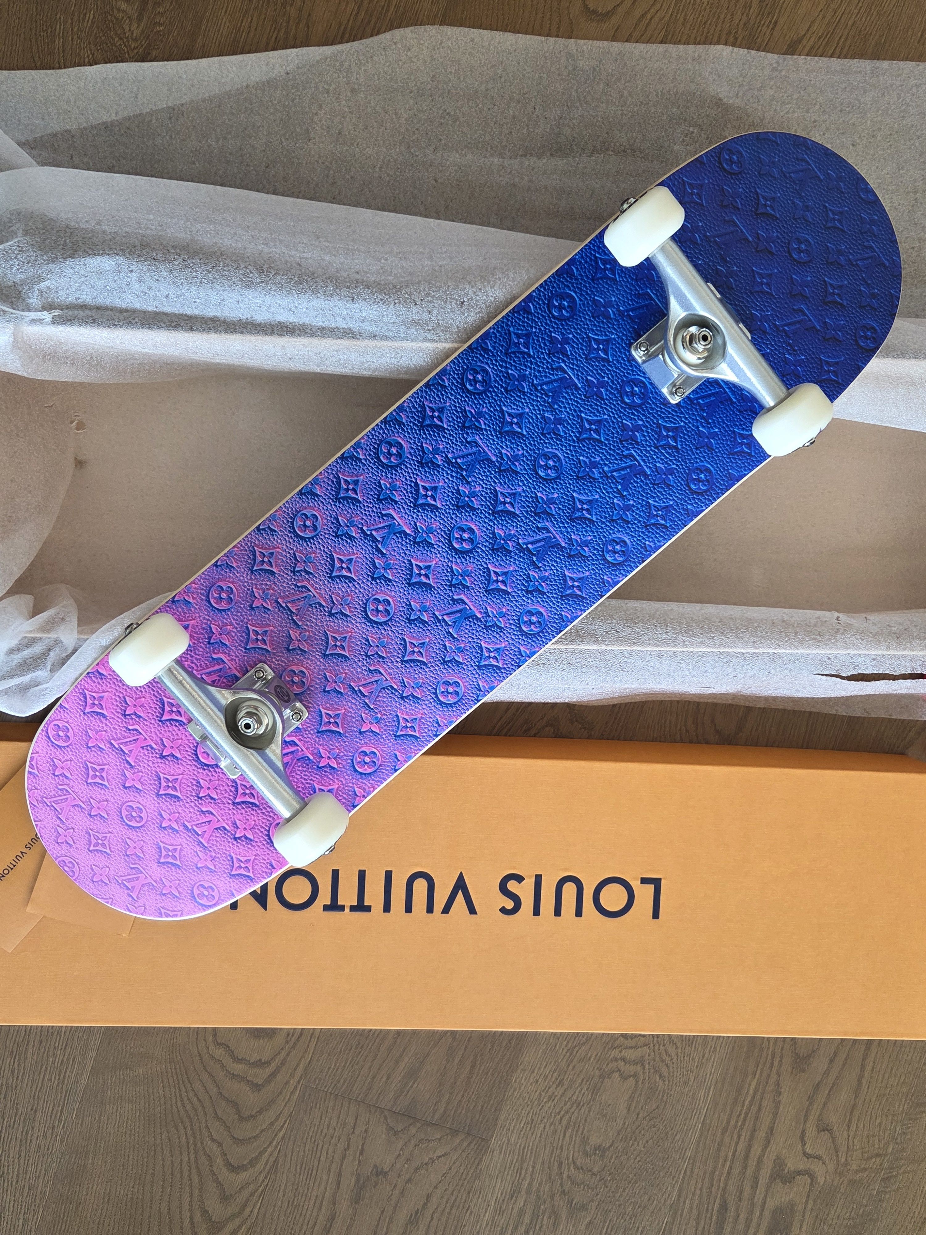 Louis Vuitton NIB Louis Vuitton illusion logo pink blue skateboard 🛹 Size ONE SIZE - 6 Thumbnail