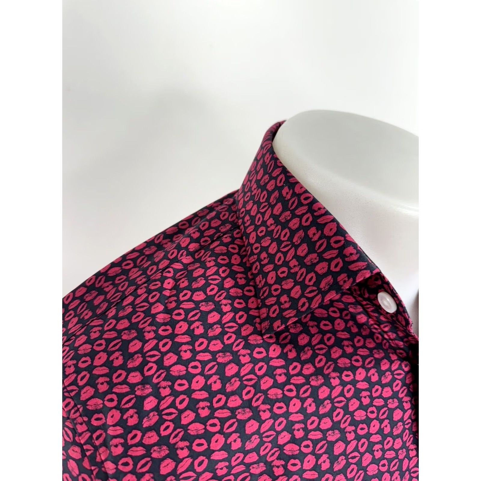 Bonobos Bonobos Shirt Mens 15 / 33 Dark Blue LIPS KISSES Valentine Tailored Slim Fit EXCELLENT Size US M / EU 48-50 / 2 - 2 Thumbnail
