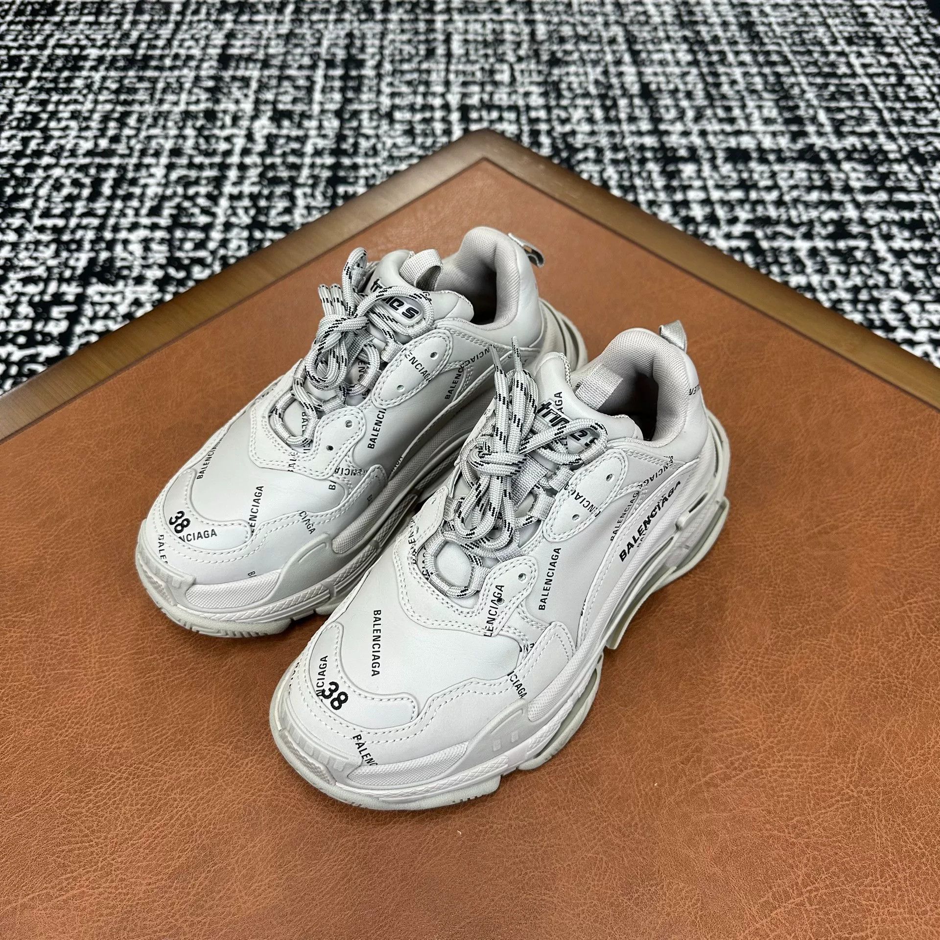 Balenciaga Balenciaga Lowtop Sneakers it_38 Women Size US 8 / IT 38 - 1 Thumbnail