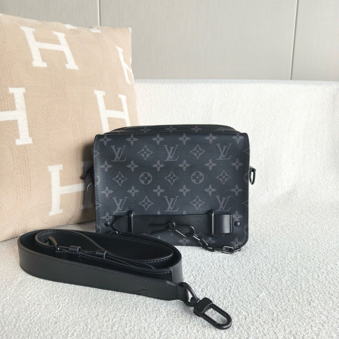Louis Vuitton Pre-loved Bag Very good condition Size ONE SIZE - 1 Thumbnail