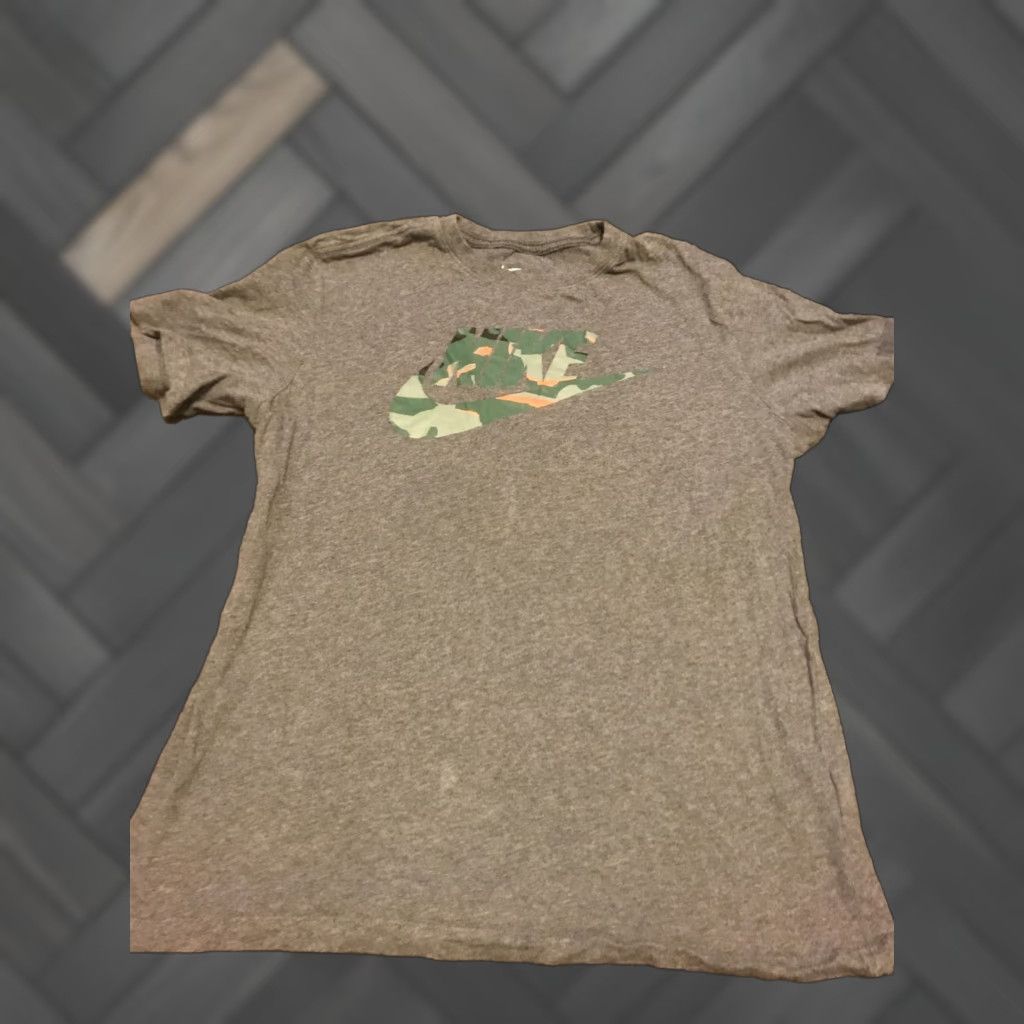 Nike Nike Tee Center Logo Grey Green Orange Camo T-Shirt AR4995-071 Medium Mens Shirt Size US M / EU 48-50 / 2 - 1 Thumbnail