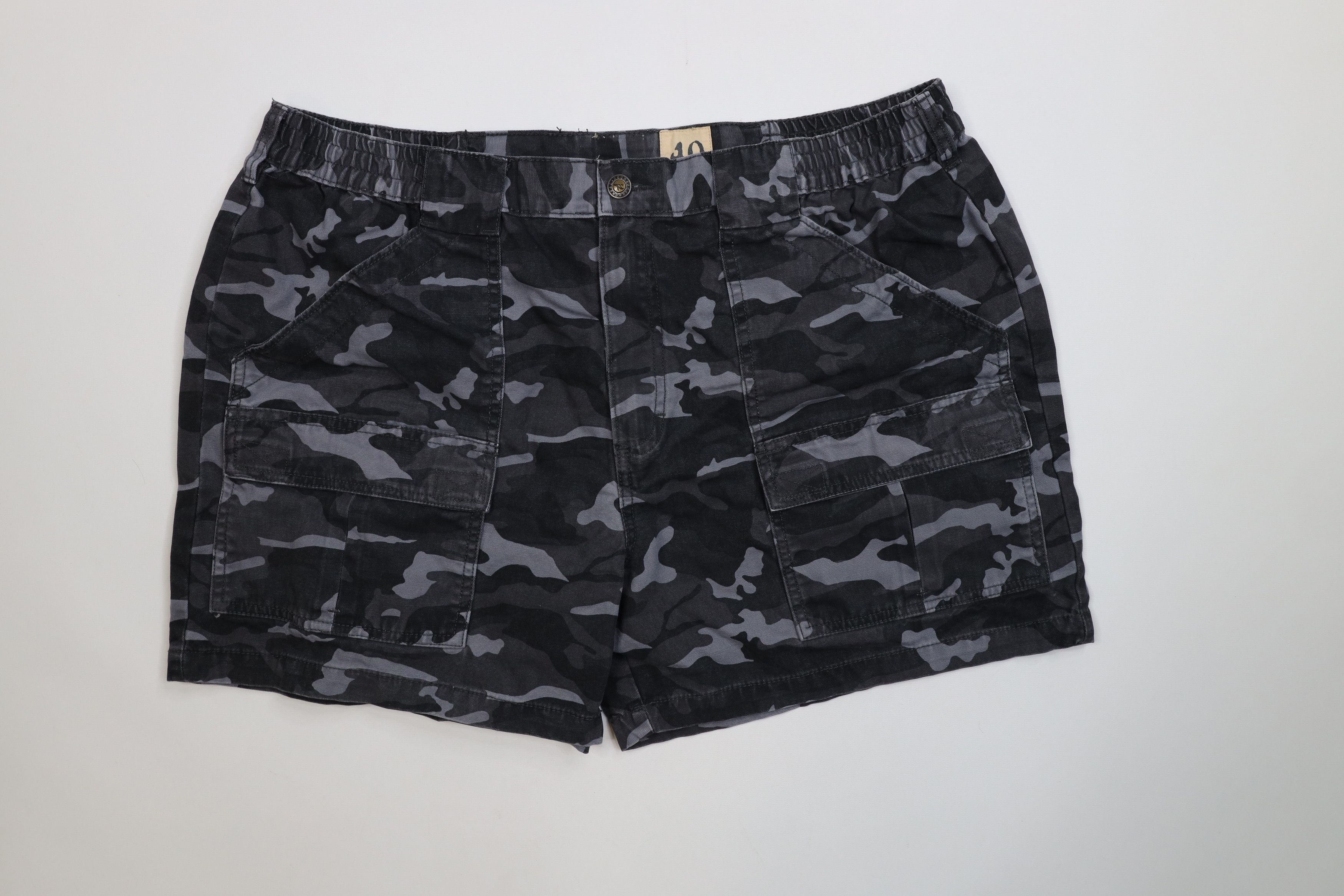 Vintage Vintage Y2K Streetwear Canvas Above Knee Cargo Shorts 5" Size US 40 / EU 56 - 1 Thumbnail