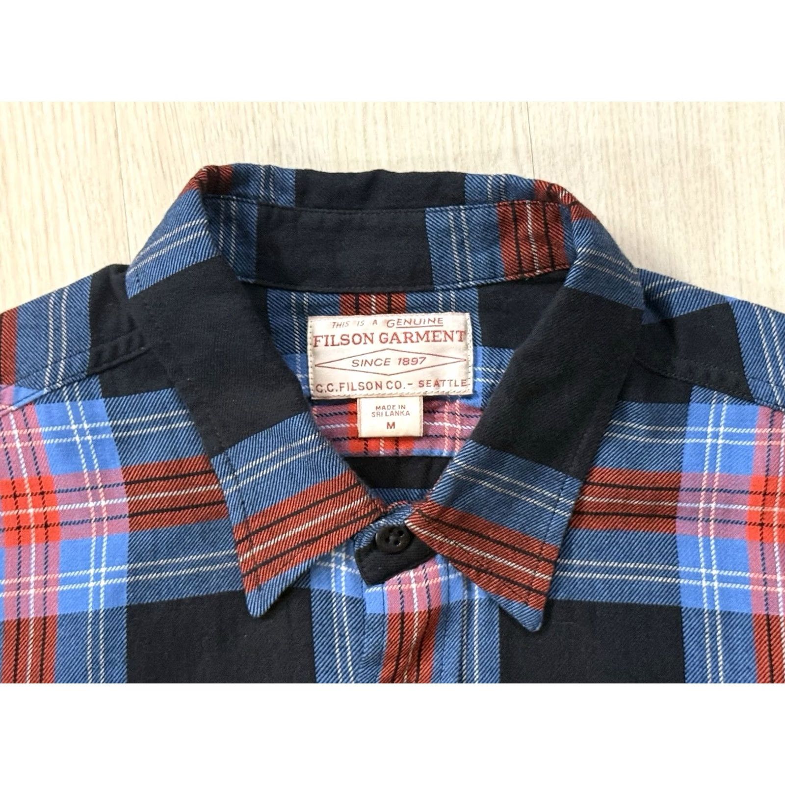 Filson Filson Men’s Alaskan Guide Longsleeve Shirt Medium Cotton Button-Up Shirt Knit Multicolor US Flag Outdoor Western Decades USA Mens Regular Fit Size US M / EU 48-50 / 2 - 5 Thumbnail